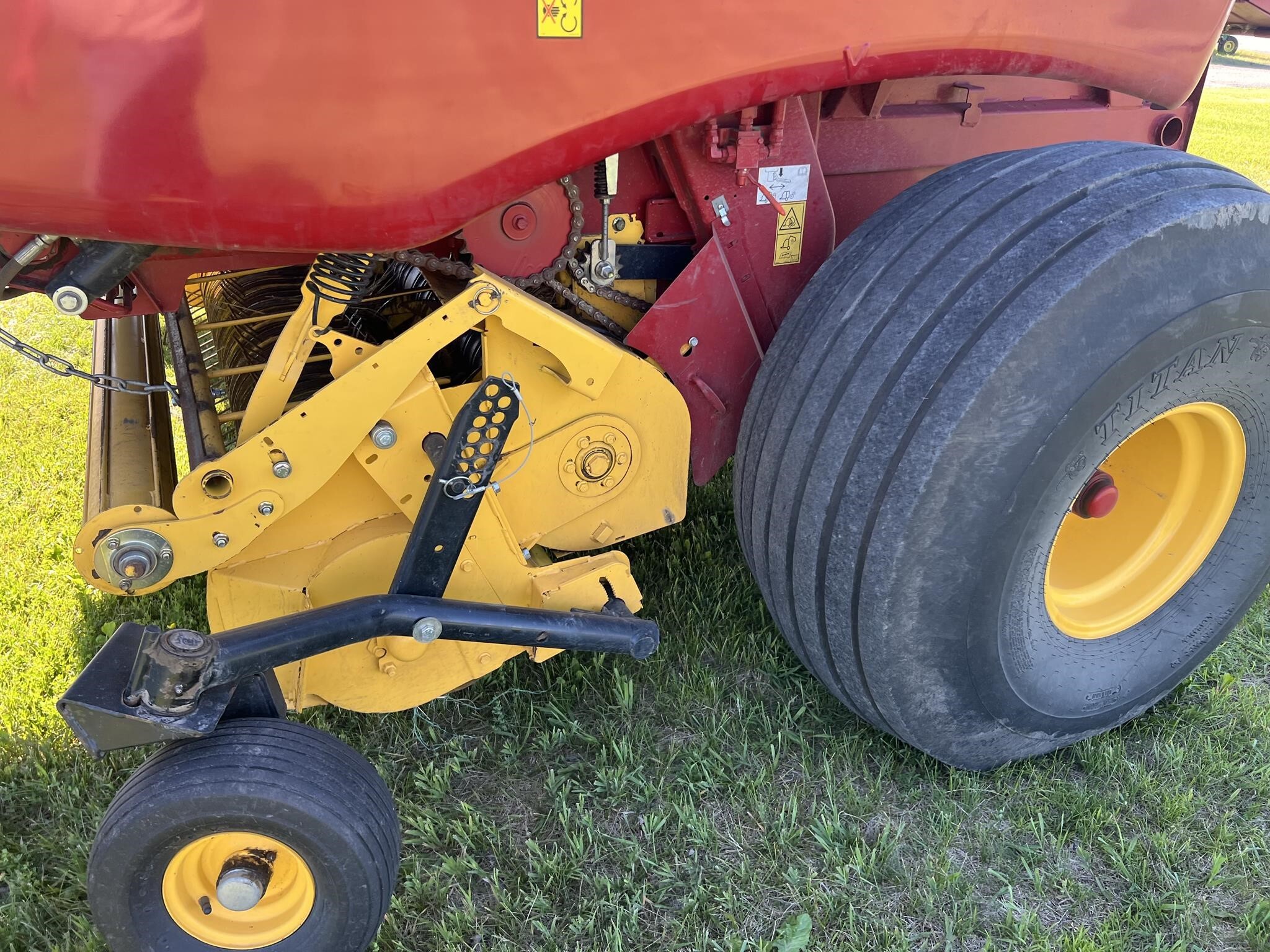 2019 New Holland Roll-Belt 560 Round Baler