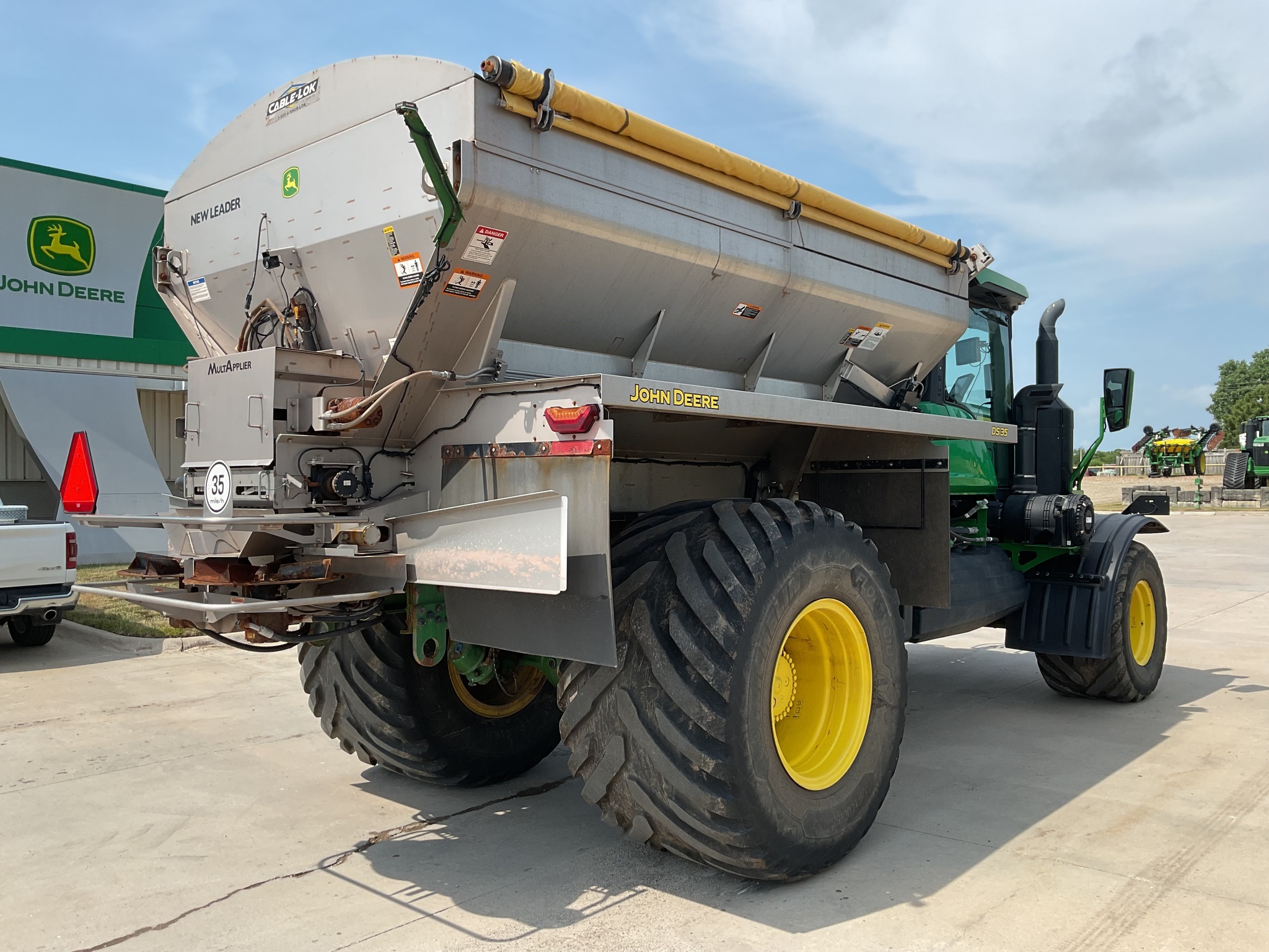 2022 John Deere 800R Self-Propelled Fertilizer Spreader