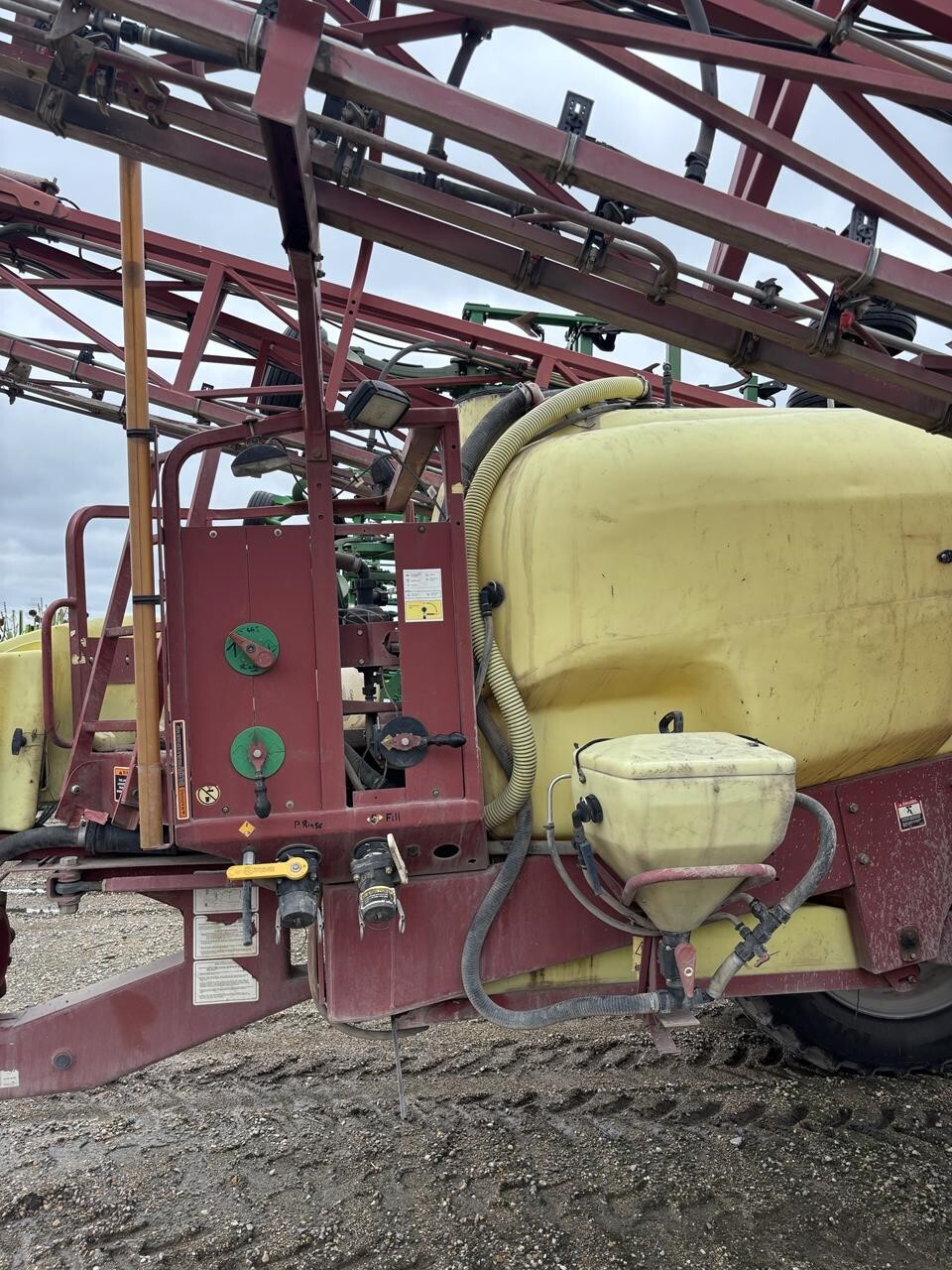 2004 Hardi Commander PLUS 4200 Pull-Type Sprayer