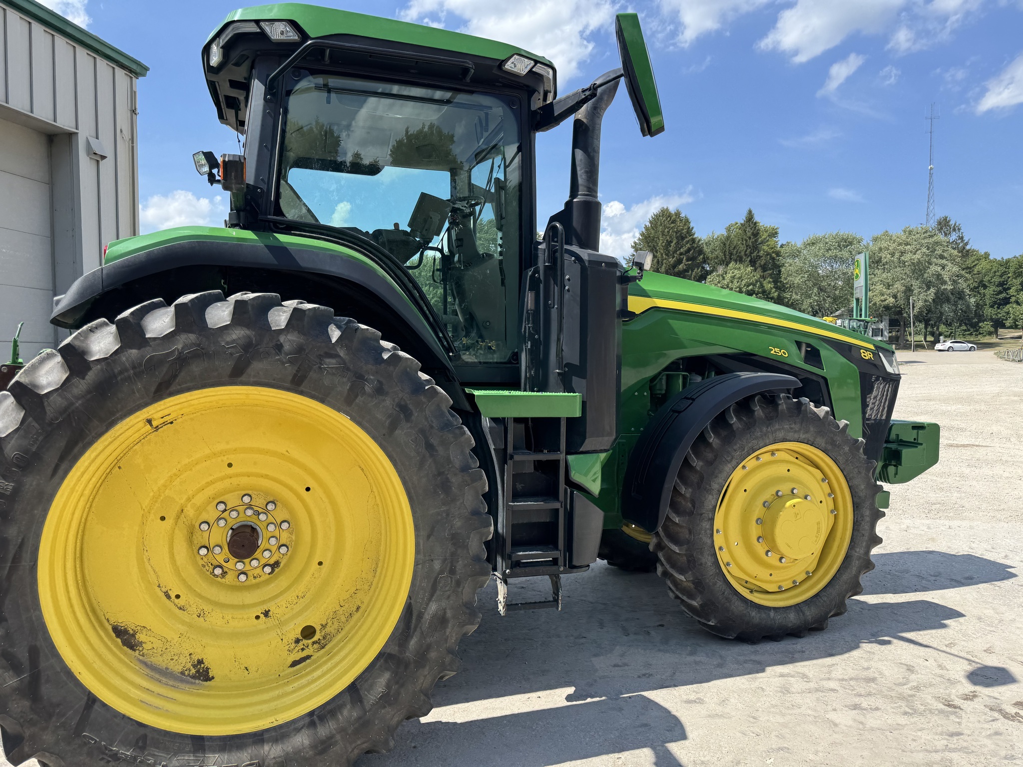 2022 John Deere 8R 250 Tractor