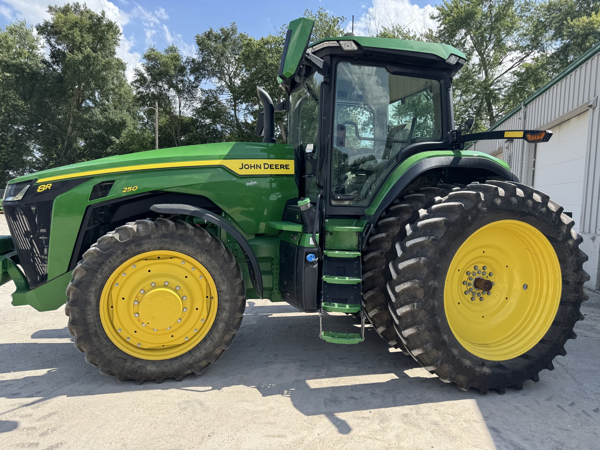 2022 John Deere 8R 250 Tractor