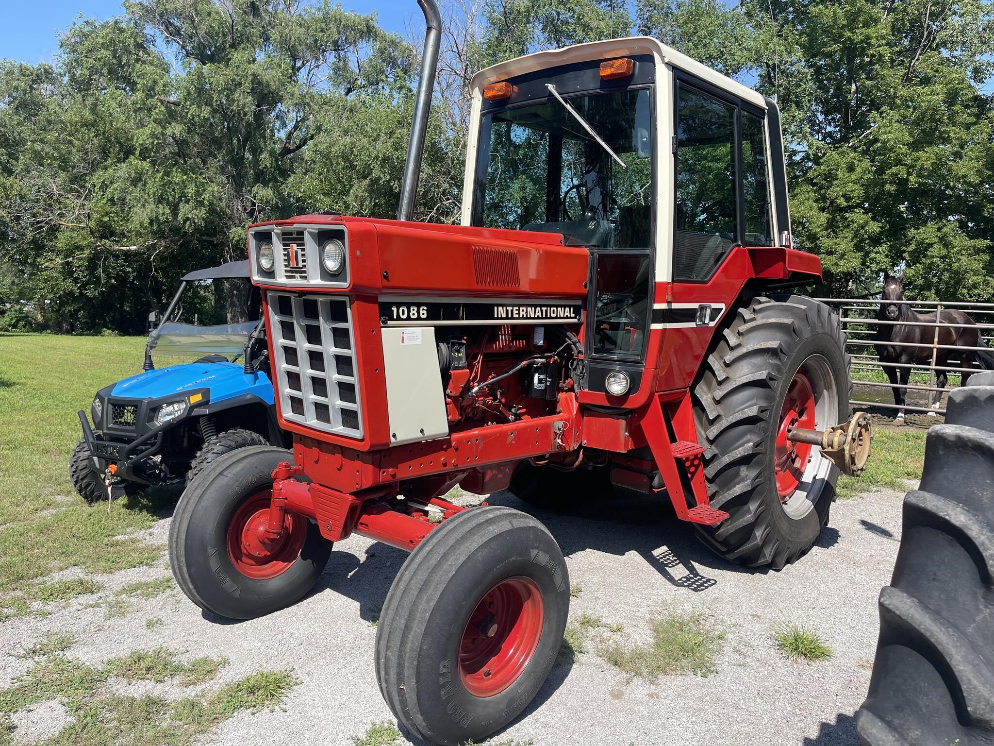  International Harvester 1086 Tractor