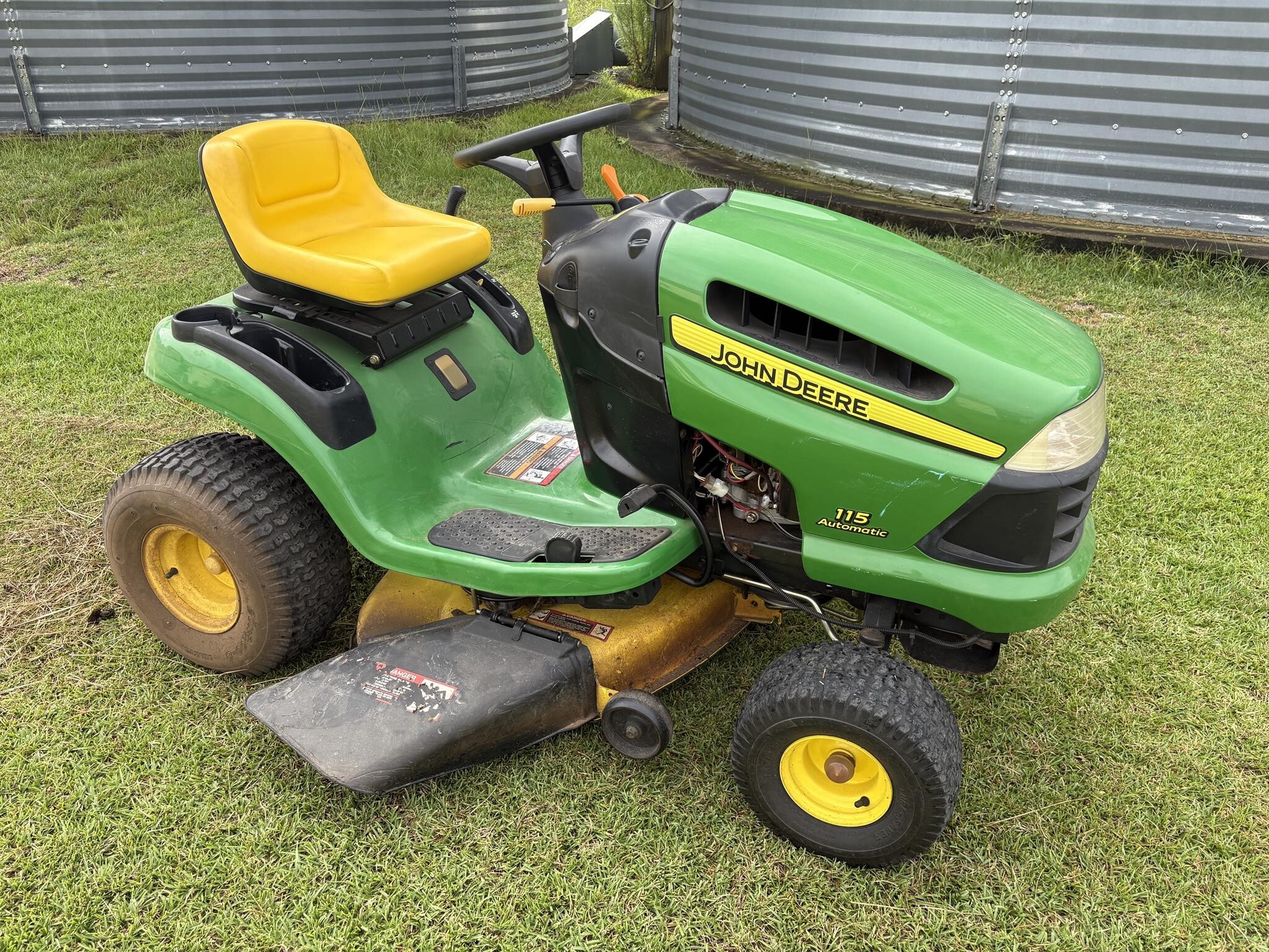 2006 John Deere 115 Lawn Mower