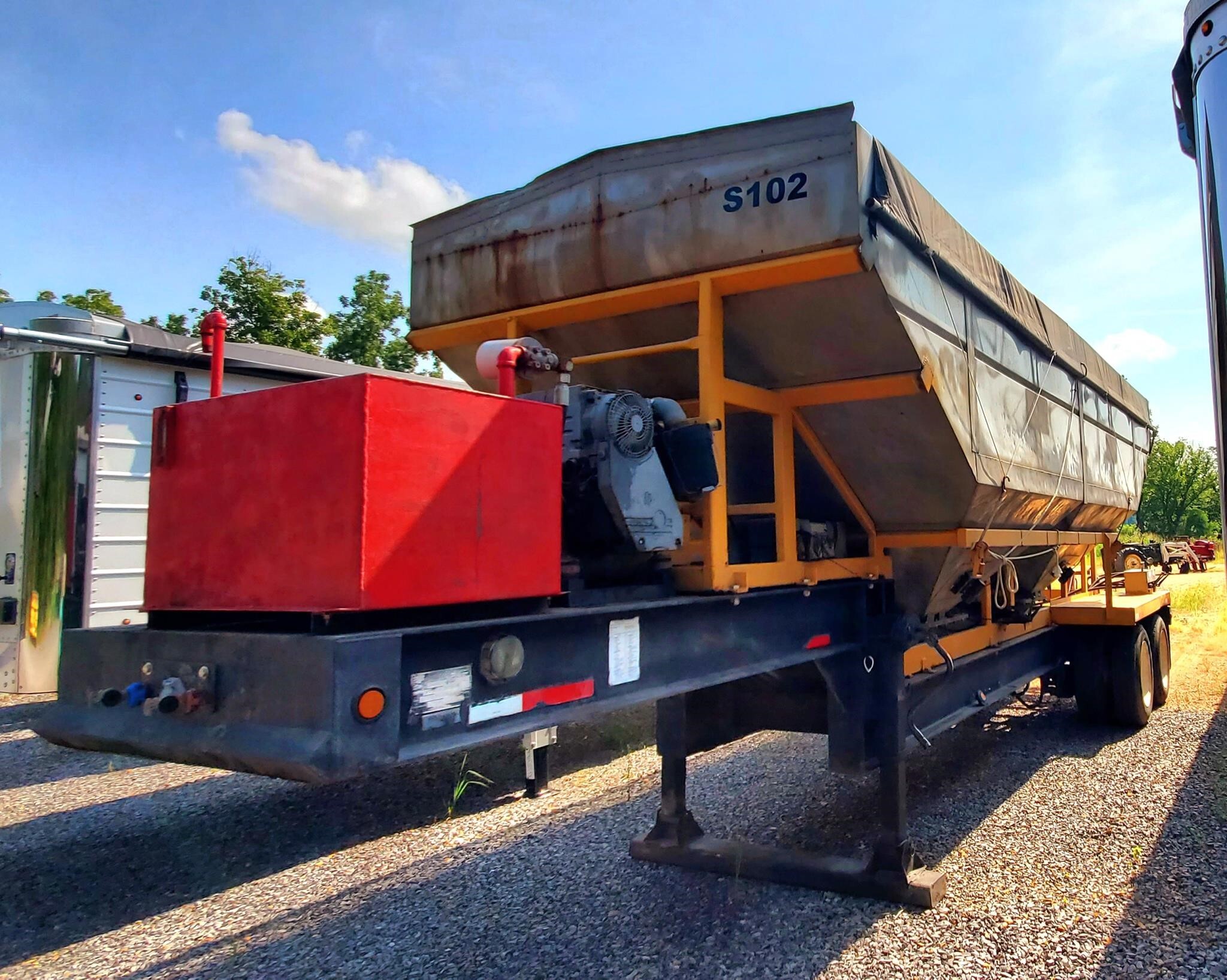 1999 KBH 30FT Semi Trucks/Trailer