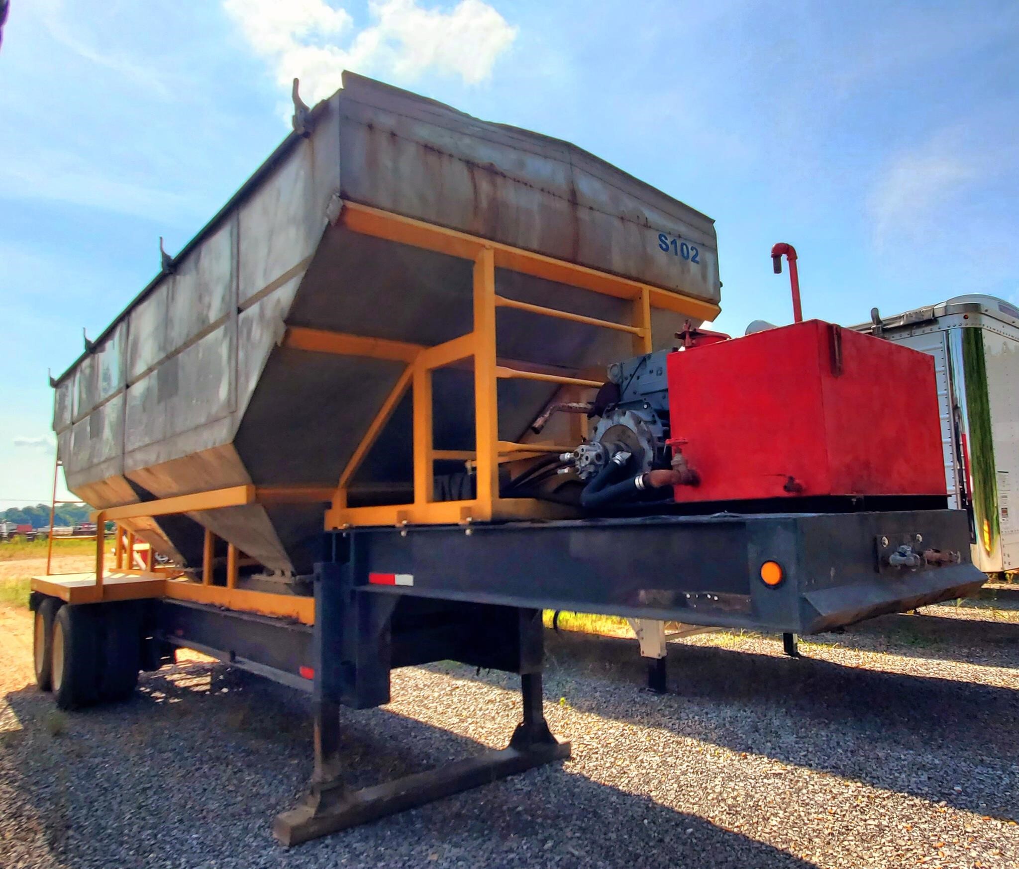 1999 KBH 30FT Semi Trucks/Trailer