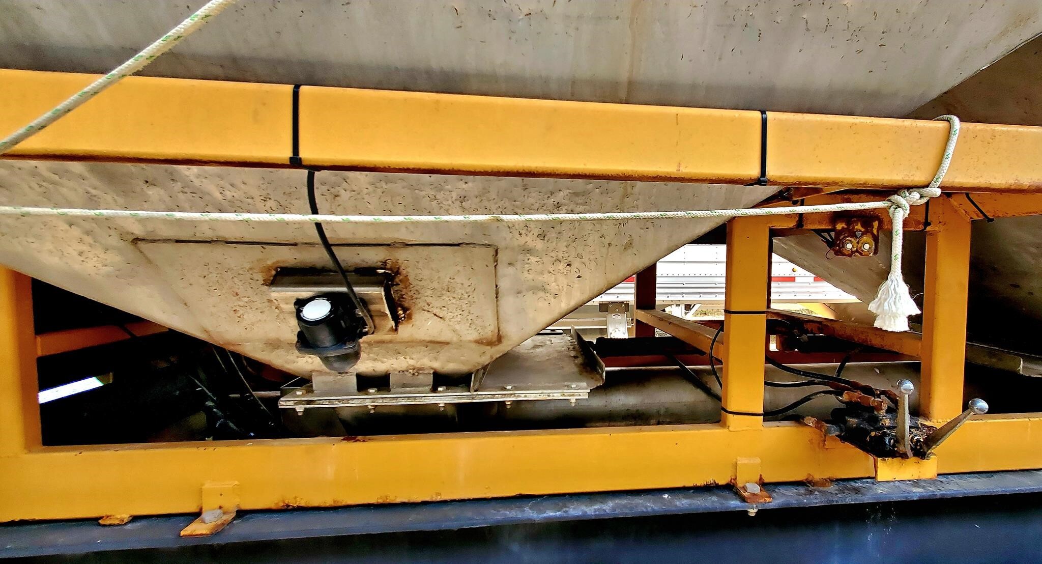 1999 KBH 30FT Semi Trucks/Trailer