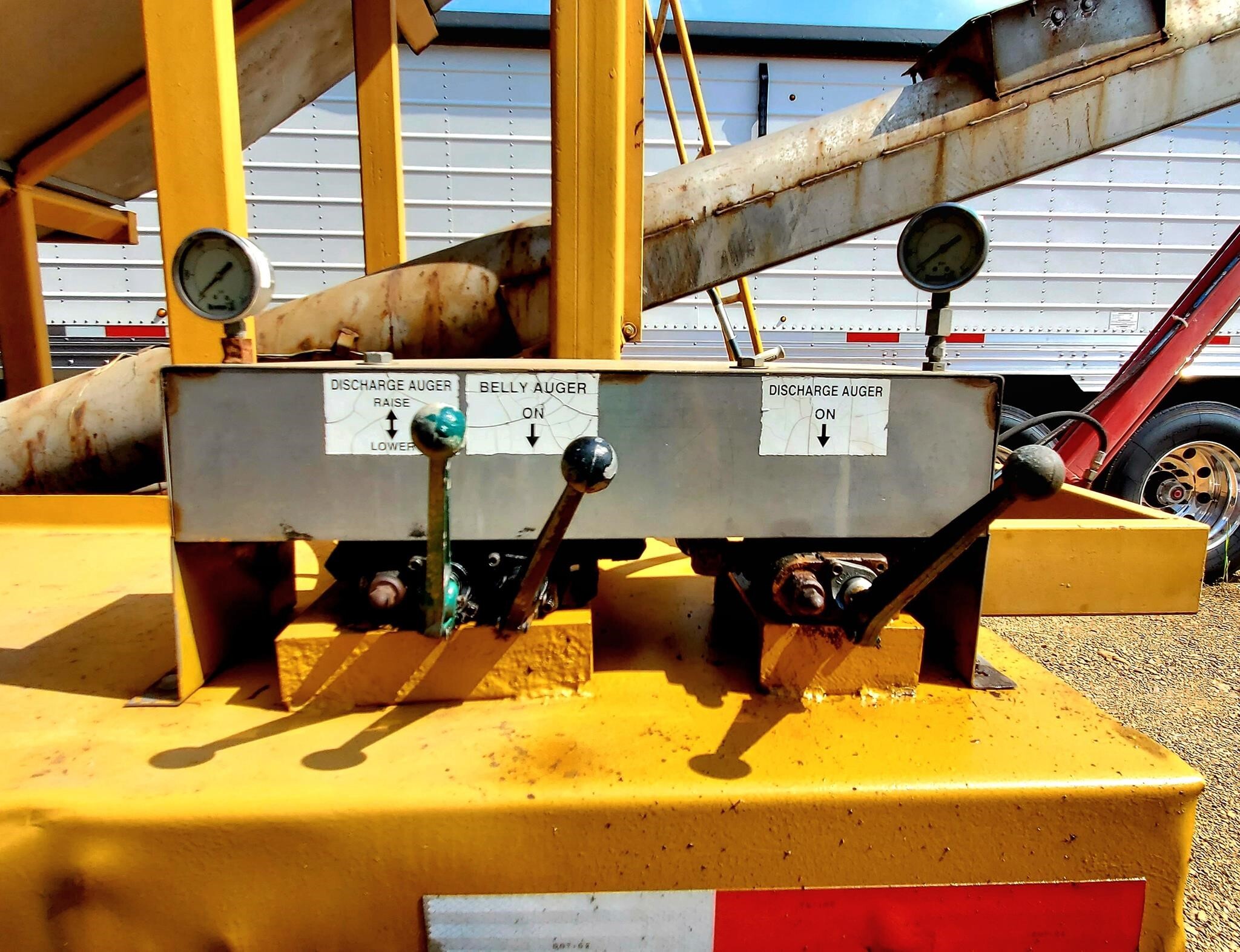 1999 KBH 30FT Semi Trucks/Trailer