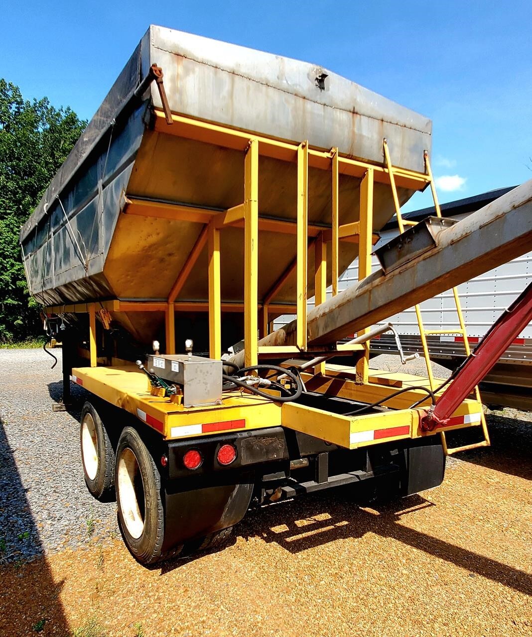 1999 KBH 30FT Semi Trucks/Trailer