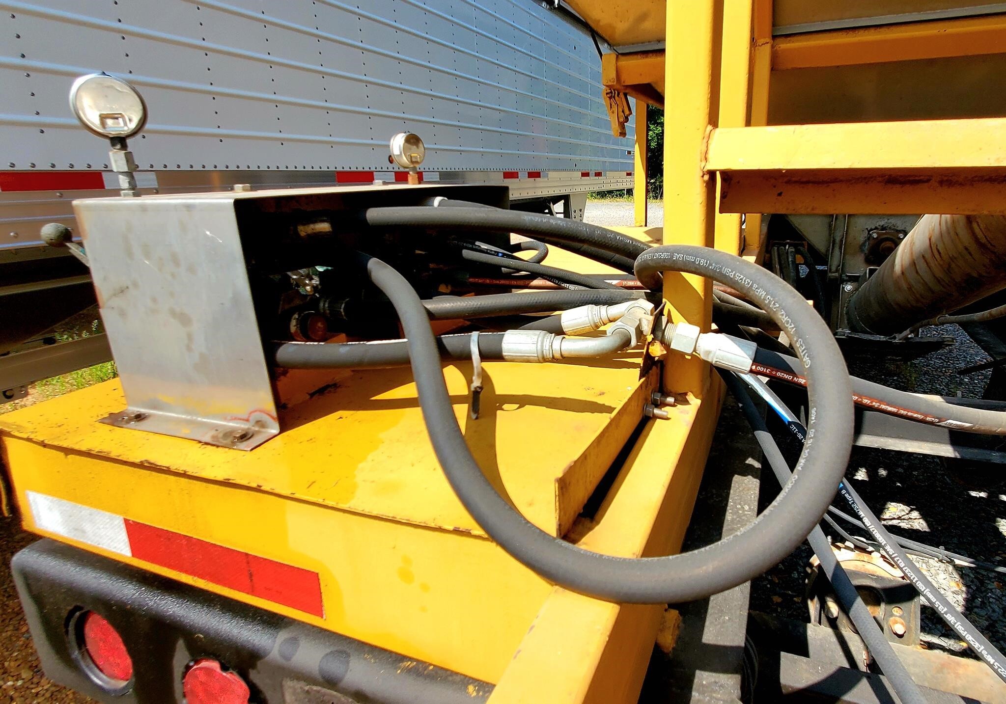 1999 KBH 30FT Semi Trucks/Trailer