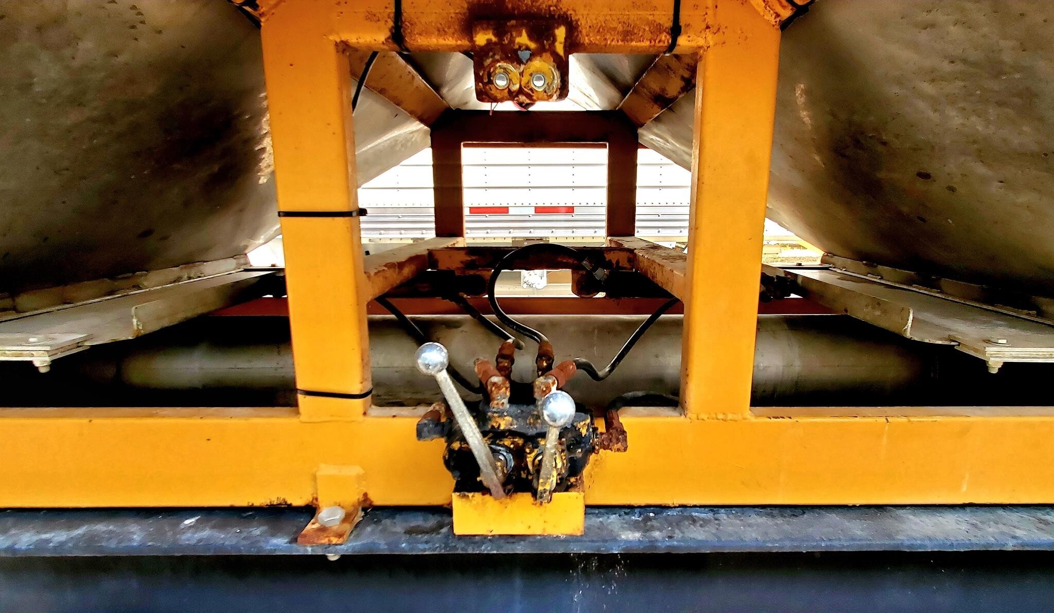 1999 KBH 30FT Semi Trucks/Trailer