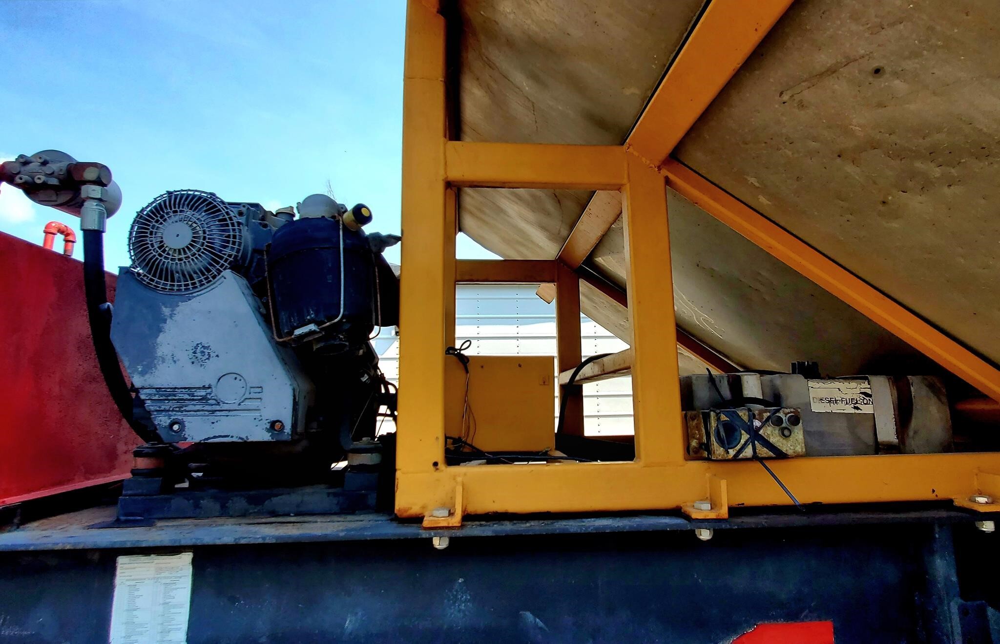 1999 KBH 30FT Semi Trucks/Trailer