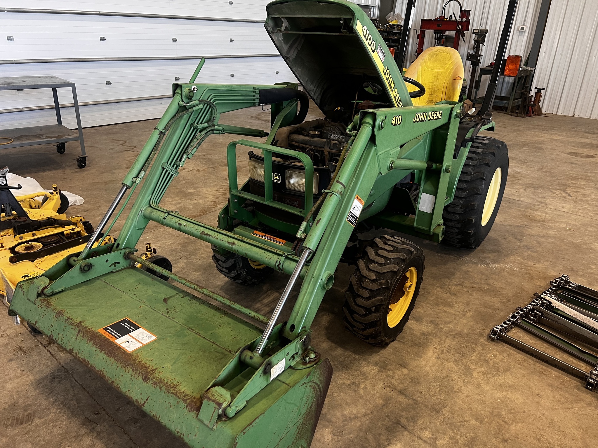 2000 John Deere 4100 Tractor
