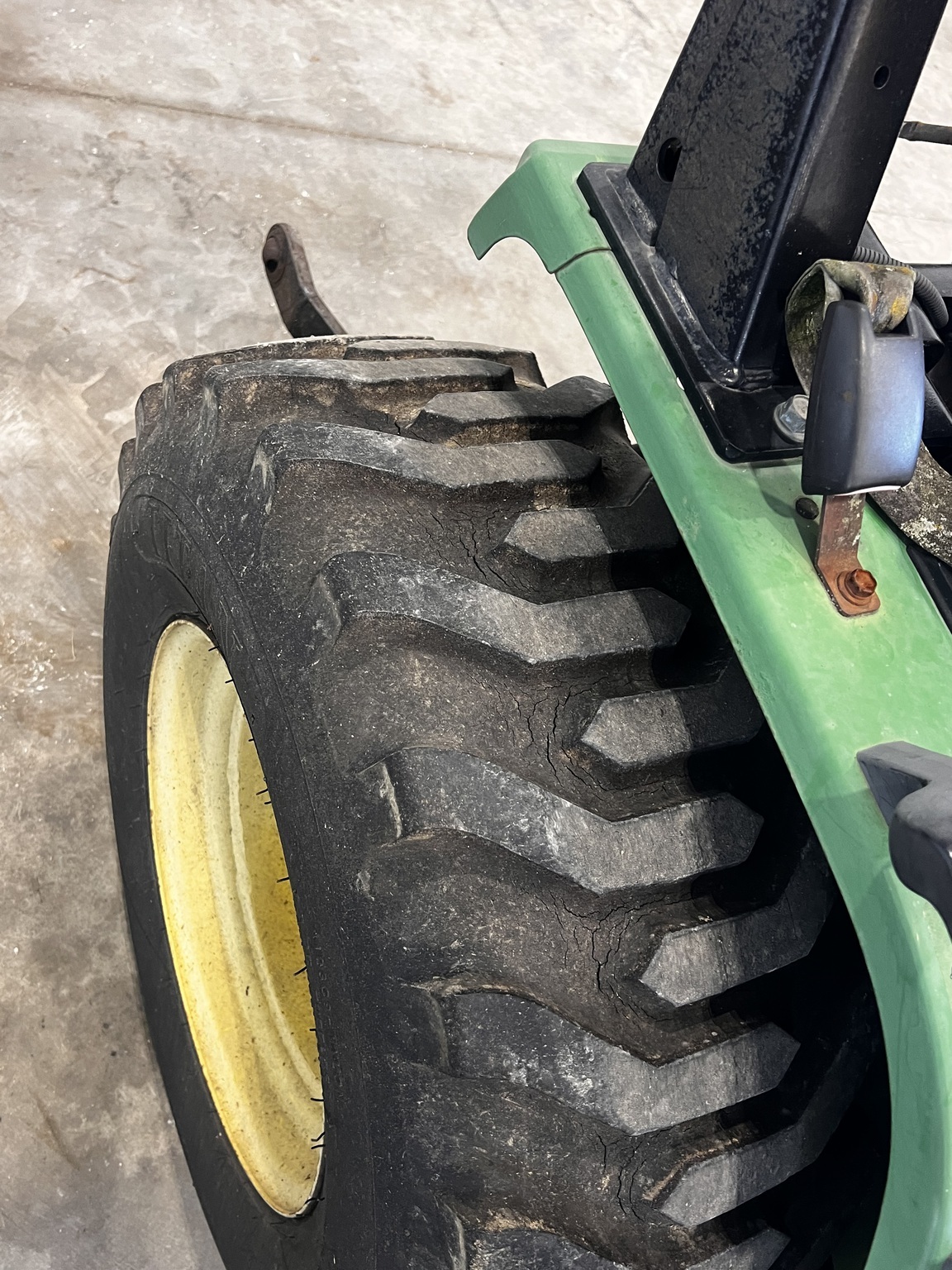 2000 John Deere 4100 Tractor