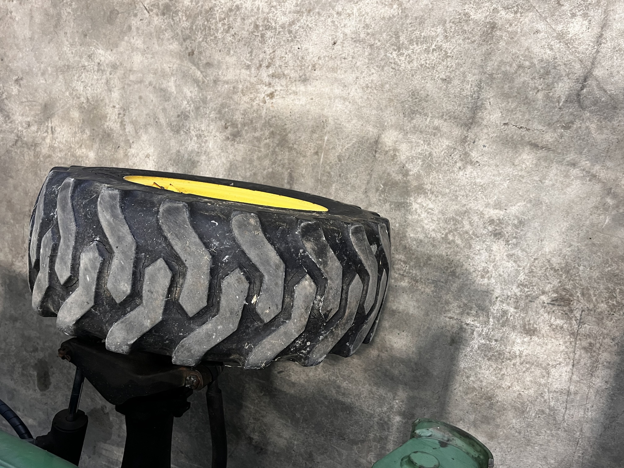 2000 John Deere 4100 Tractor