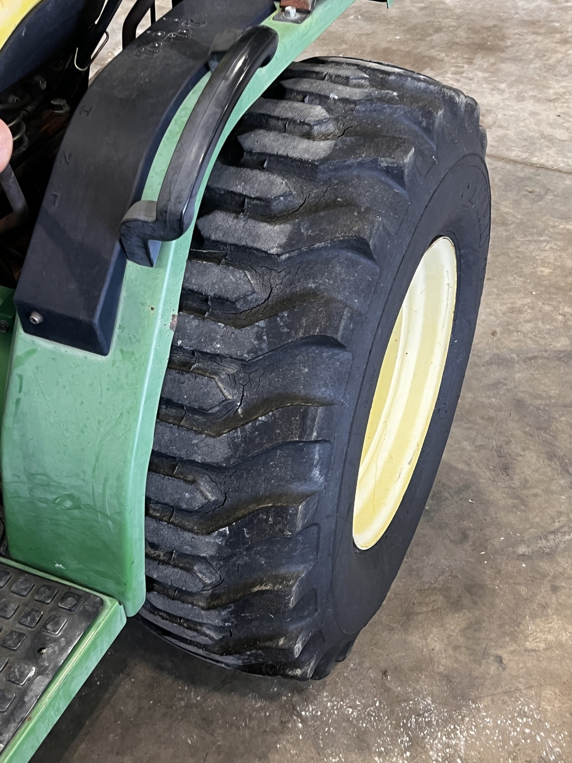 2000 John Deere 4100 Tractor