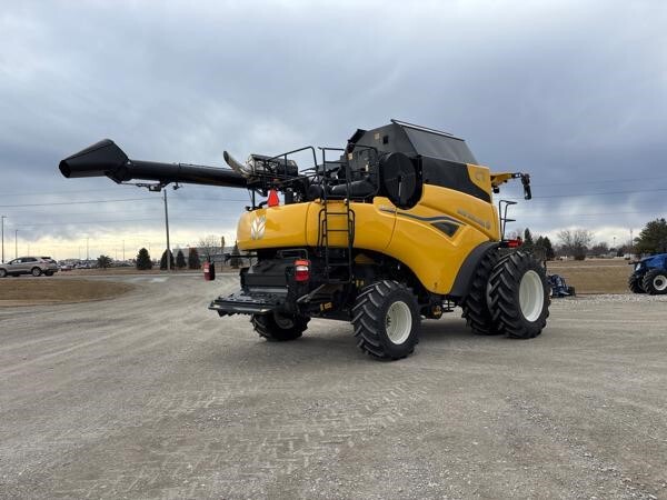 2024 New Holland CR7.90 Combine