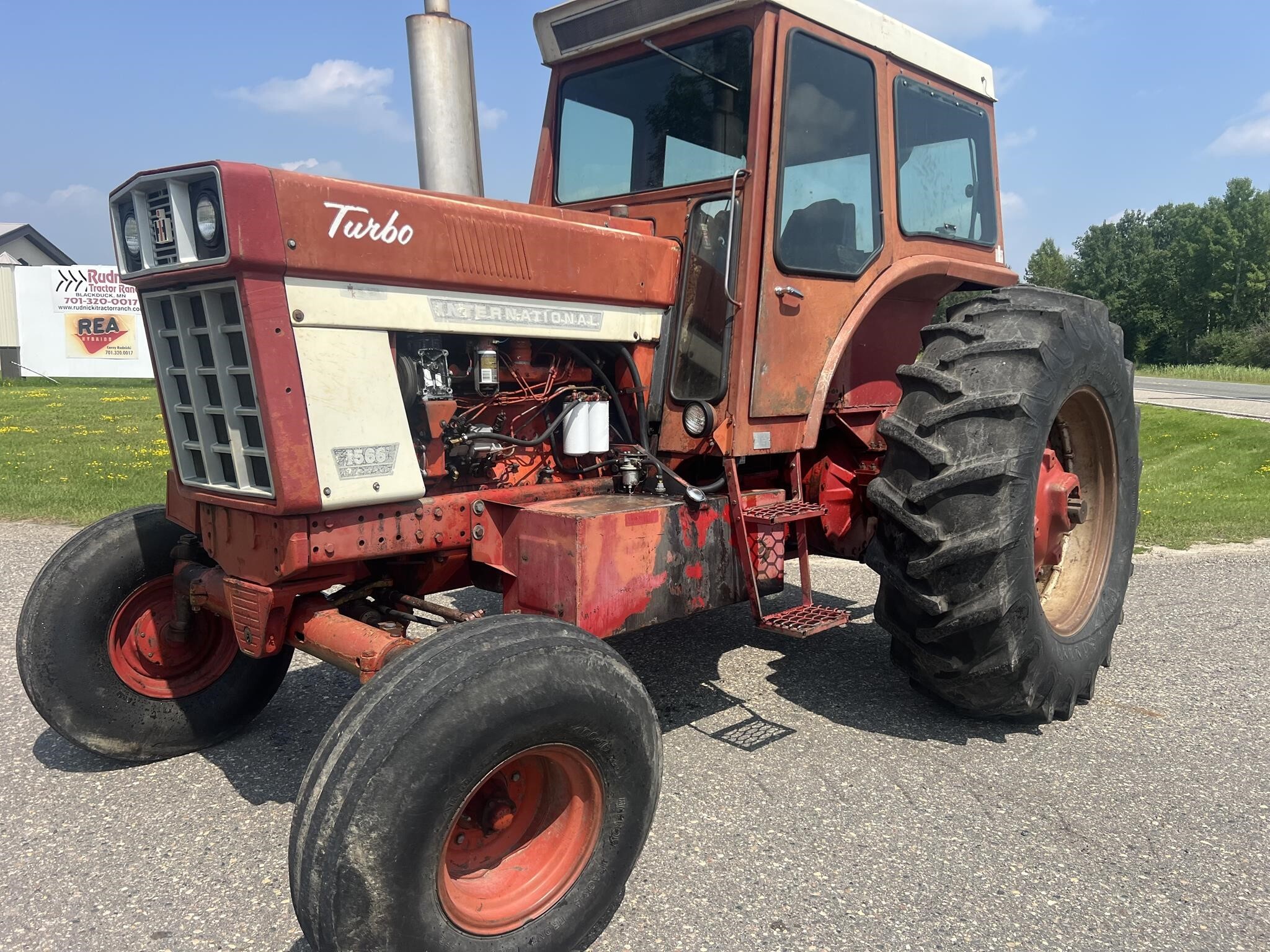 1975 International Harvester 1566 Tractor
