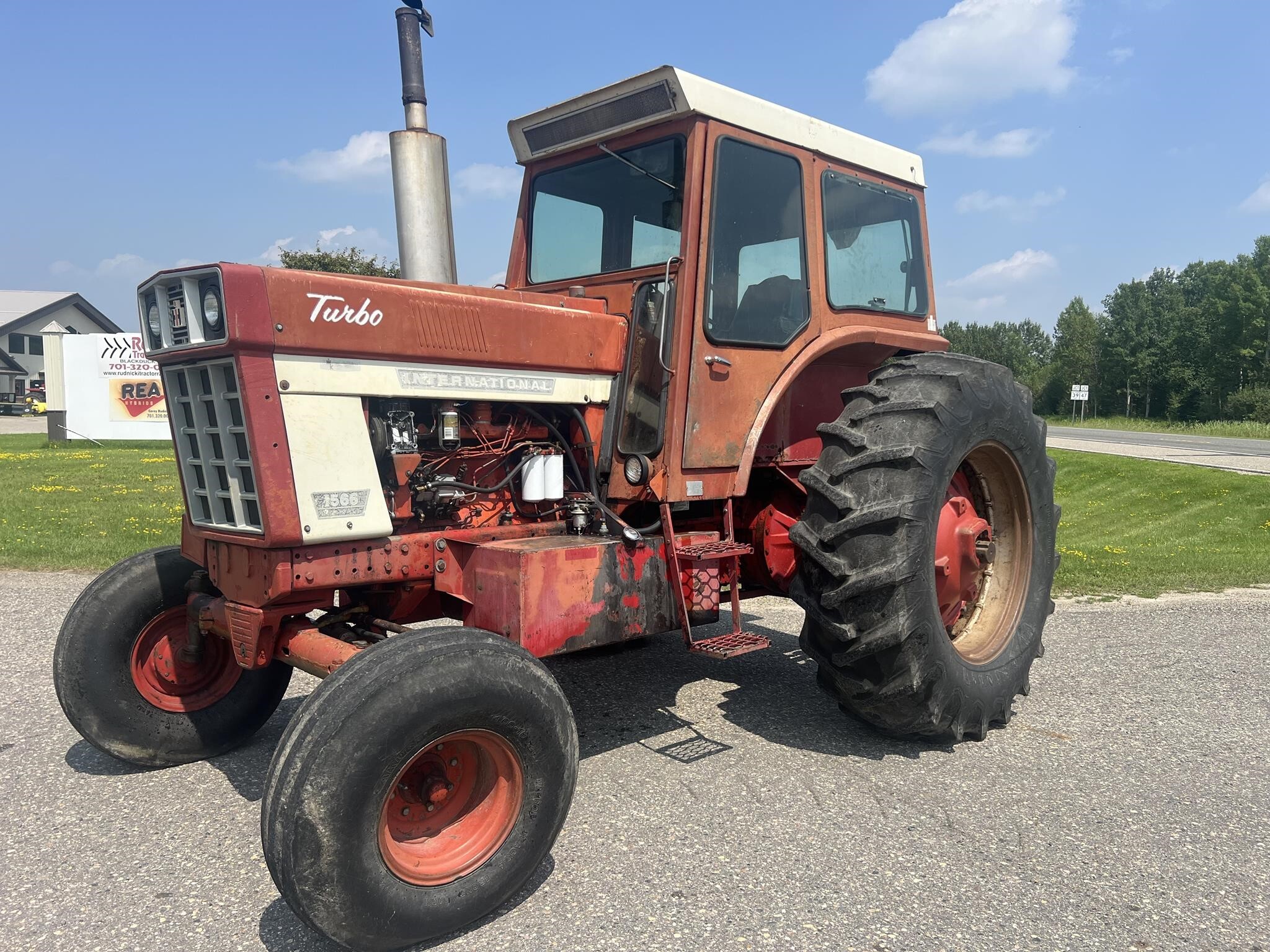 1975 International Harvester 1566 Tractor