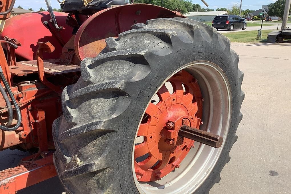 1963 International Harvester 706 Tractor