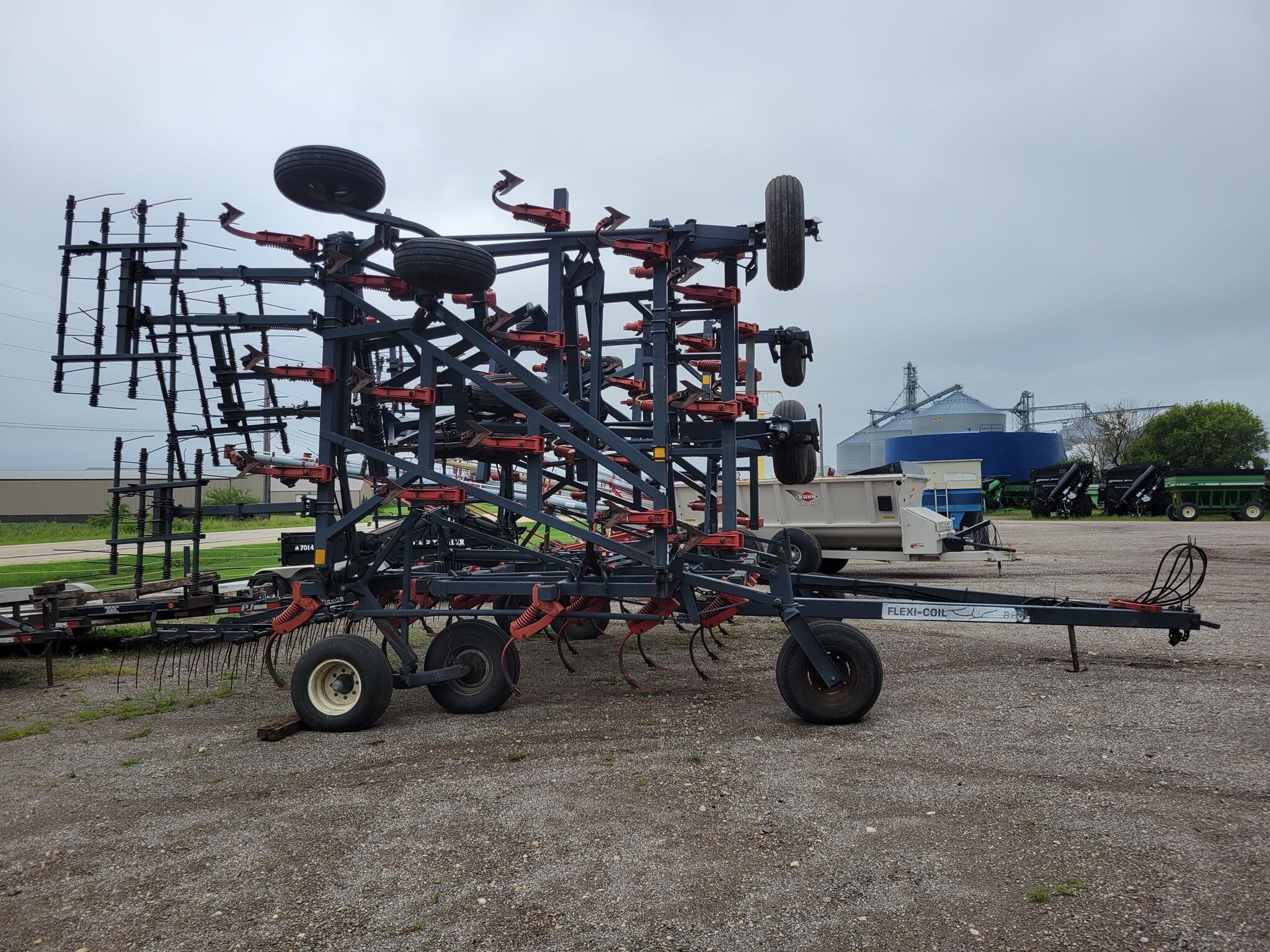  Flexi-Coil 820 Field Cultivator