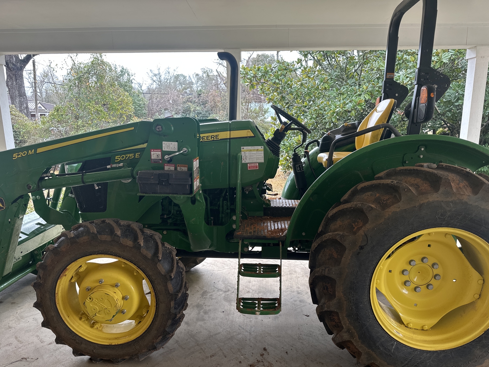 2022 John Deere 5075E Tractor