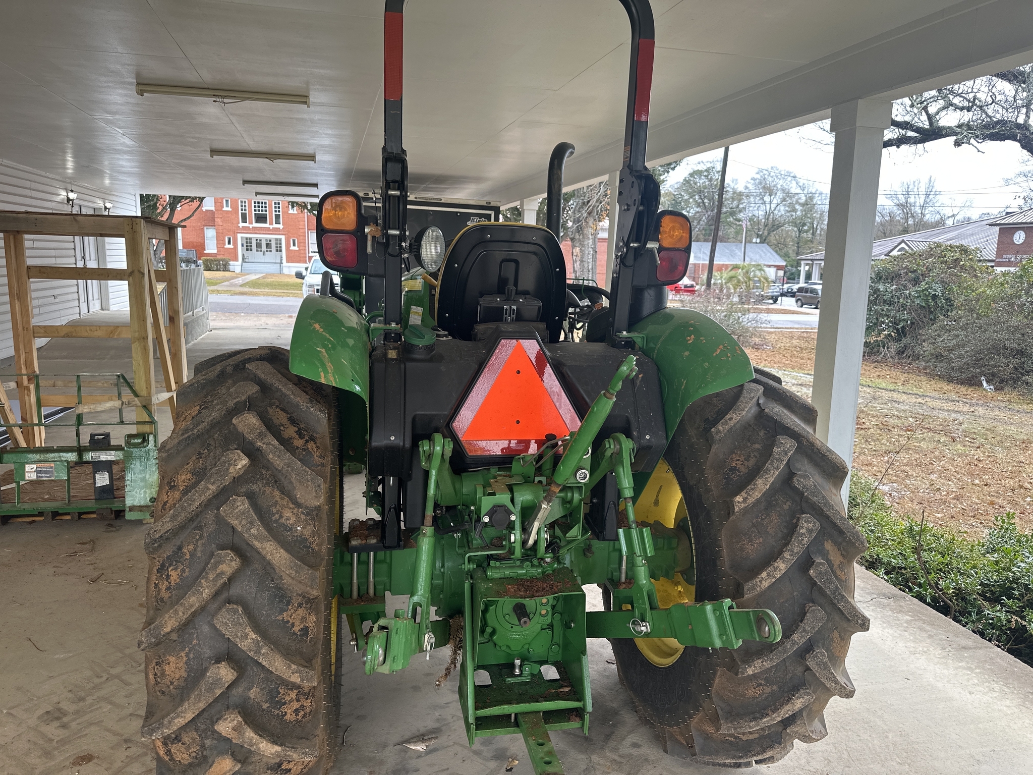 2022 John Deere 5075E Tractor