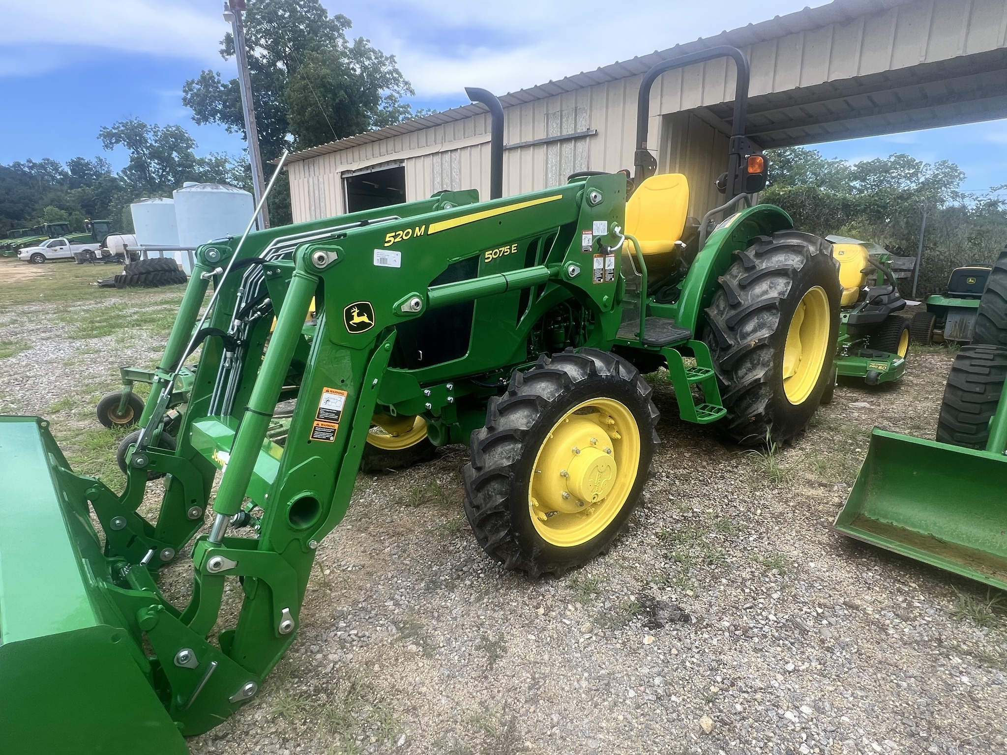 2022 John Deere 5075E Tractor