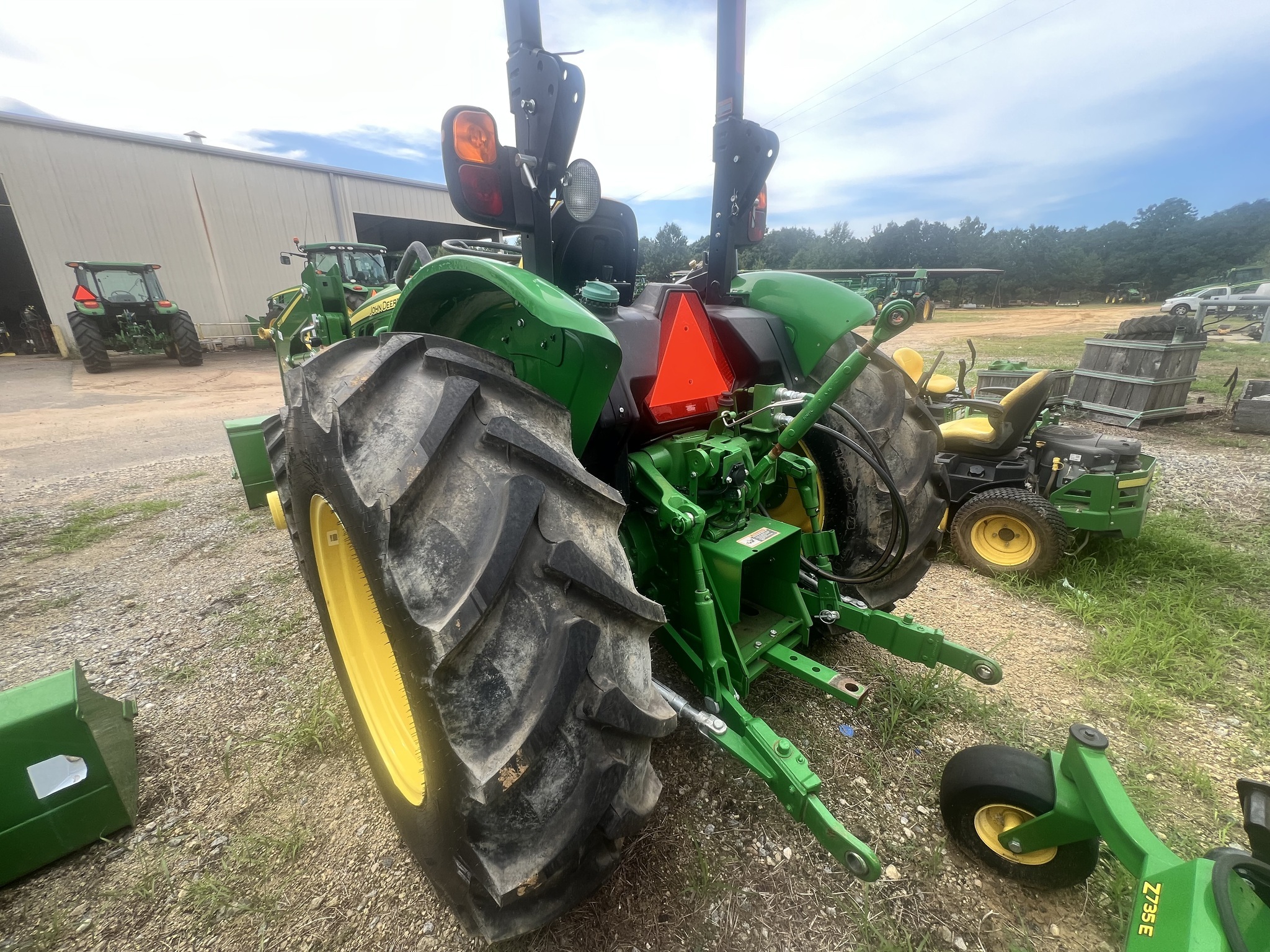 2022 John Deere 5075E Tractor