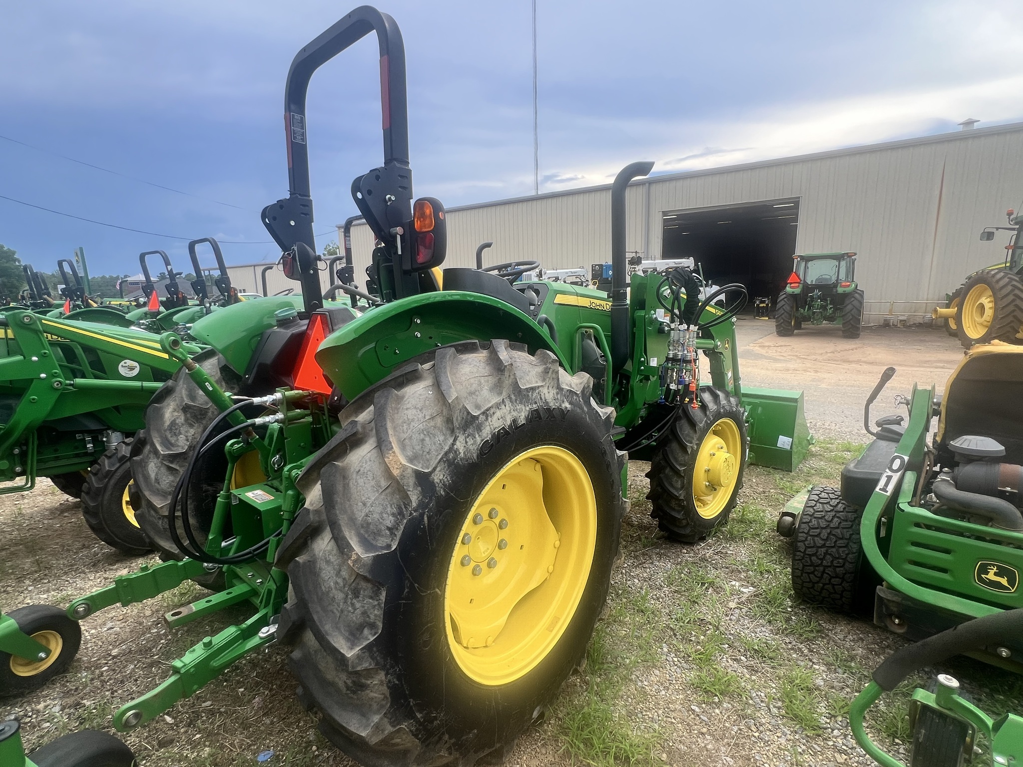 2022 John Deere 5075E Tractor
