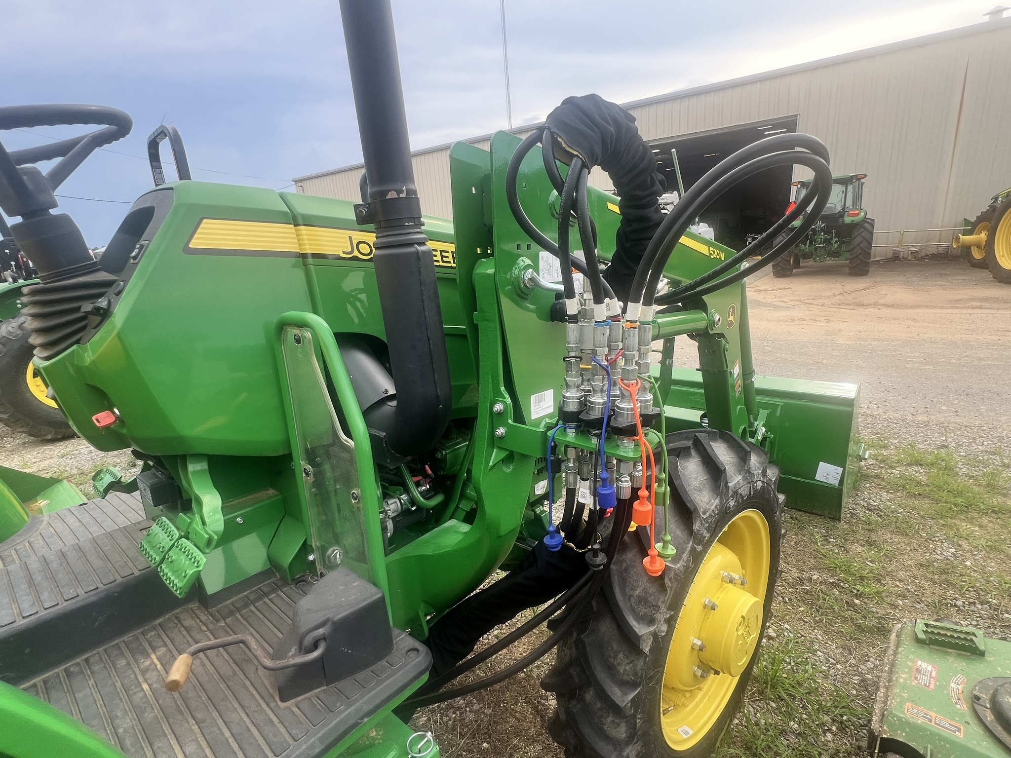 2022 John Deere 5075E Tractor