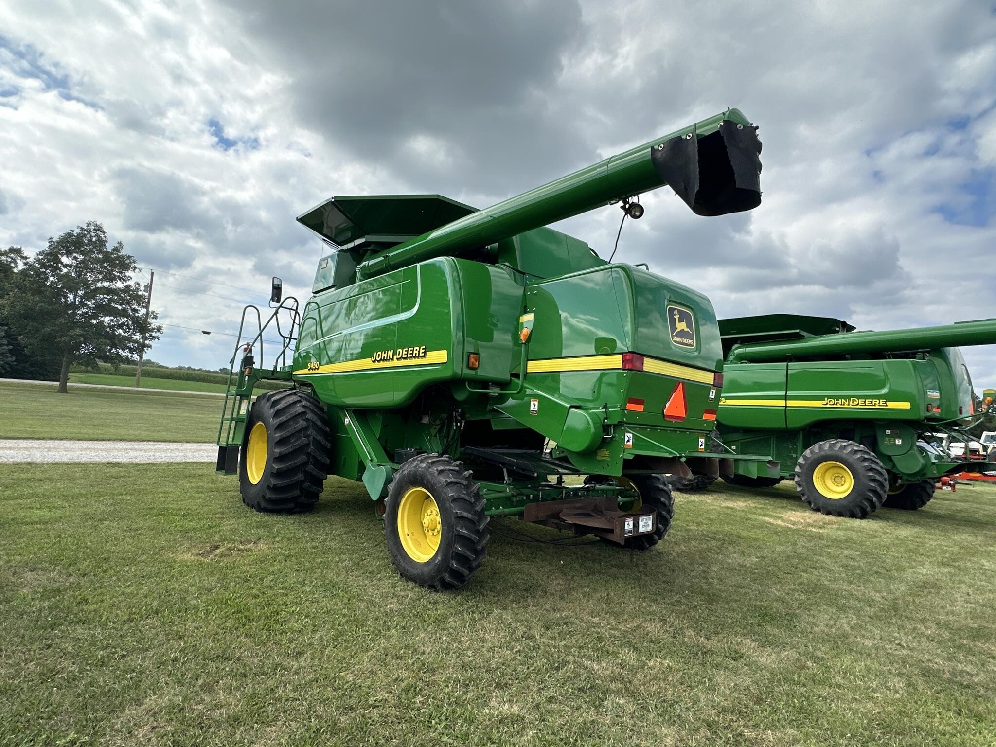 2001 John Deere 9450 Combine