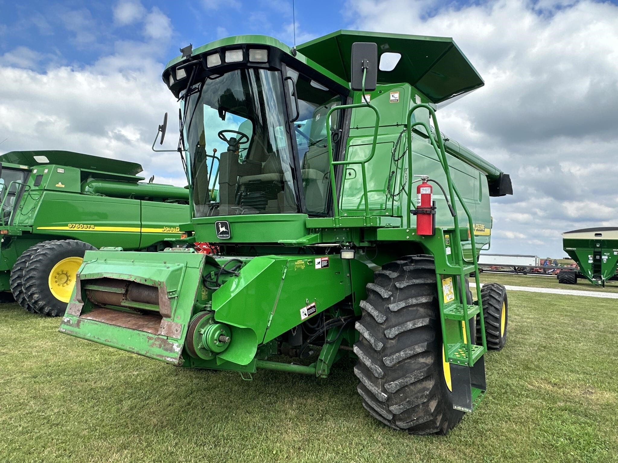 2001 John Deere 9450 Combine
