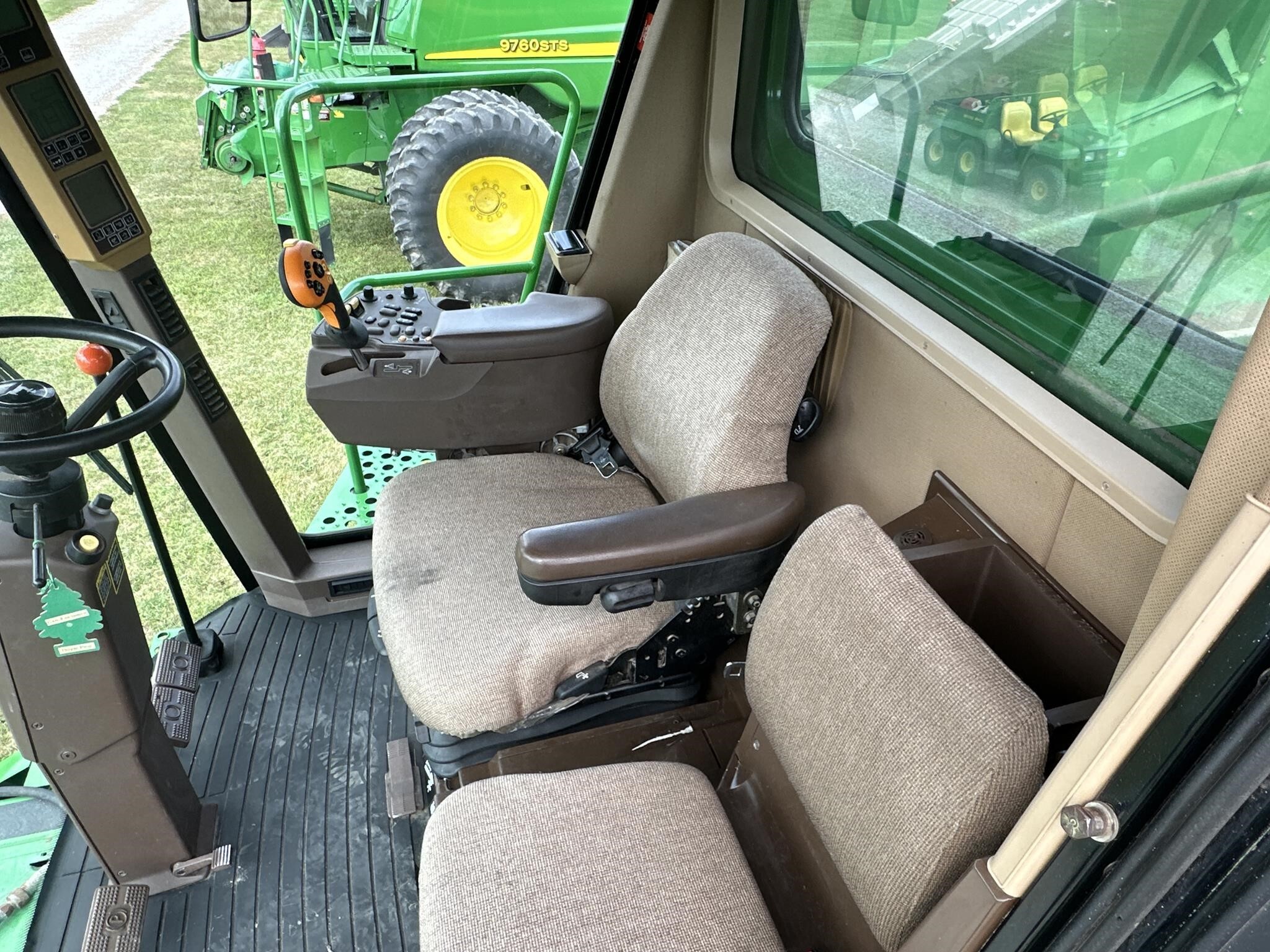 2001 John Deere 9450 Combine