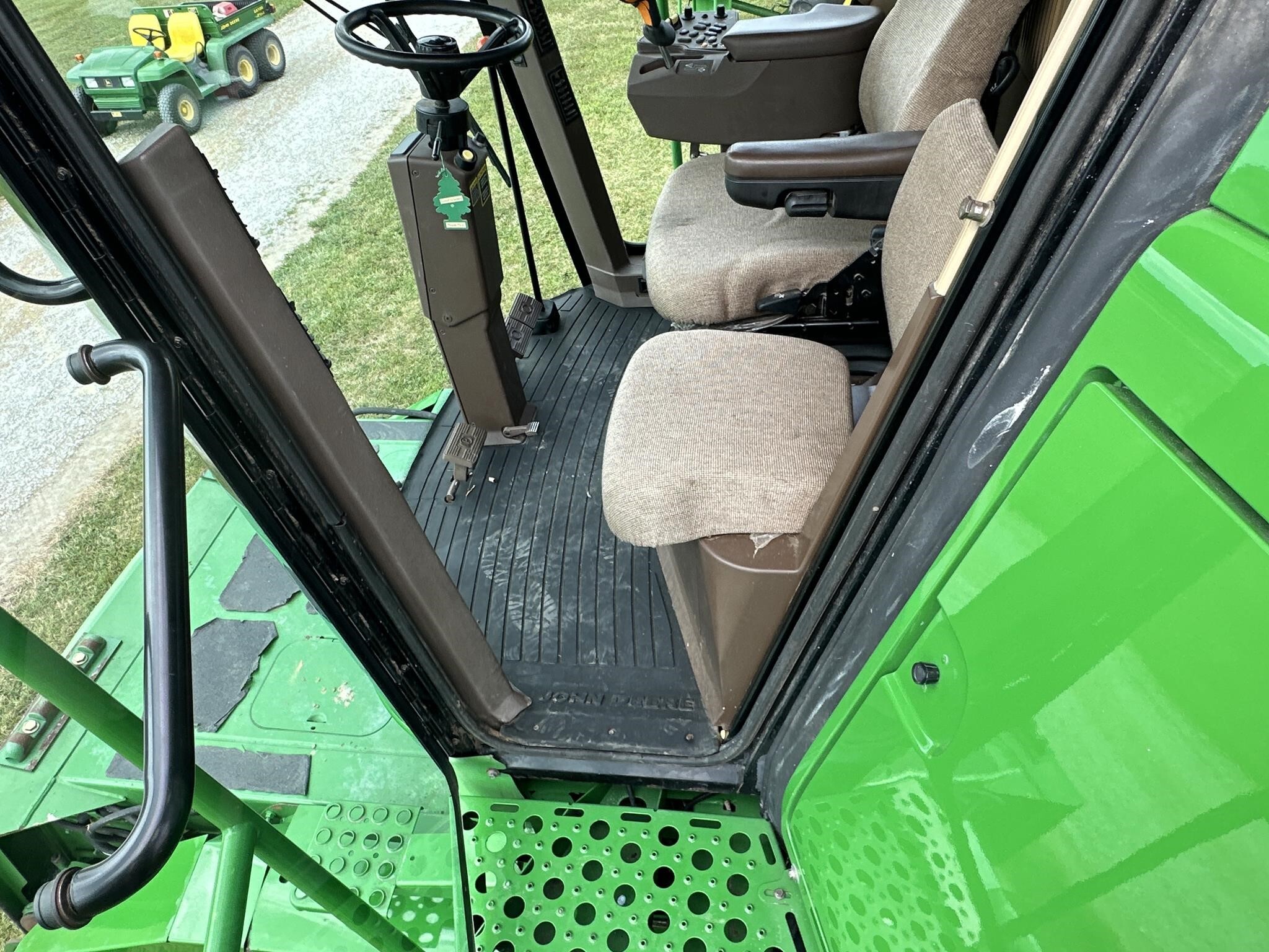 2001 John Deere 9450 Combine