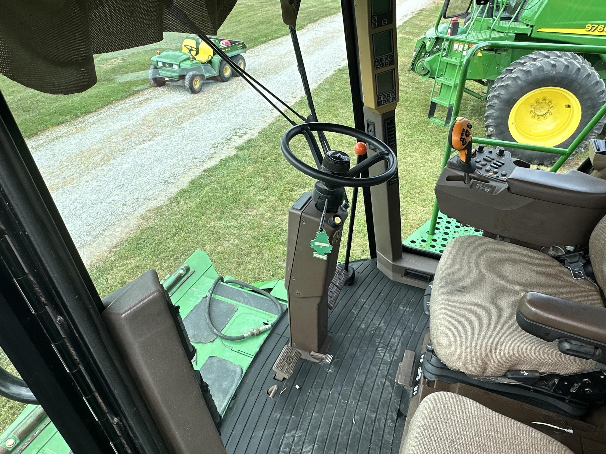 2001 John Deere 9450 Combine