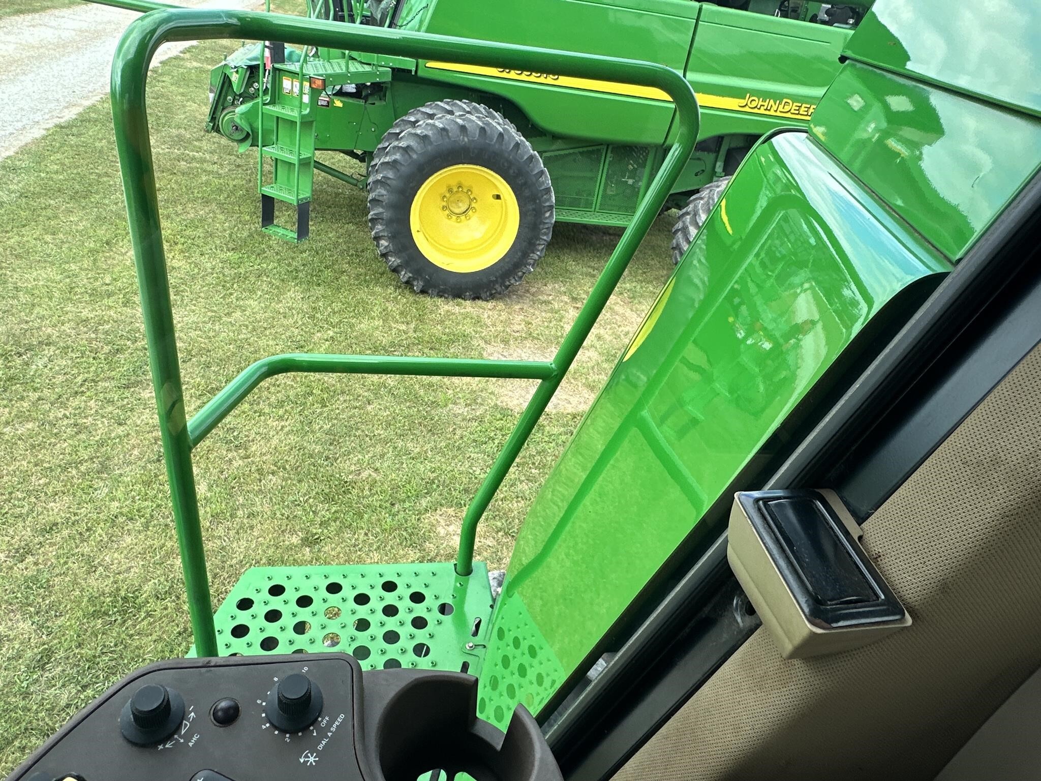 2001 John Deere 9450 Combine