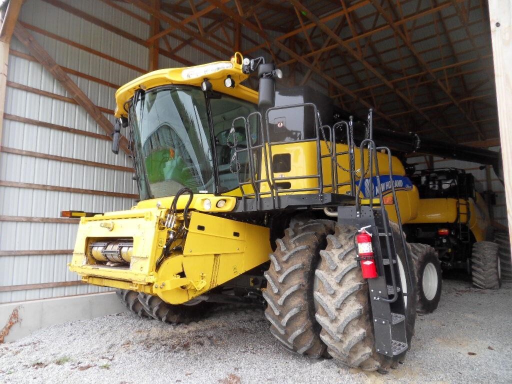 2014 New Holland CR8090 Combine