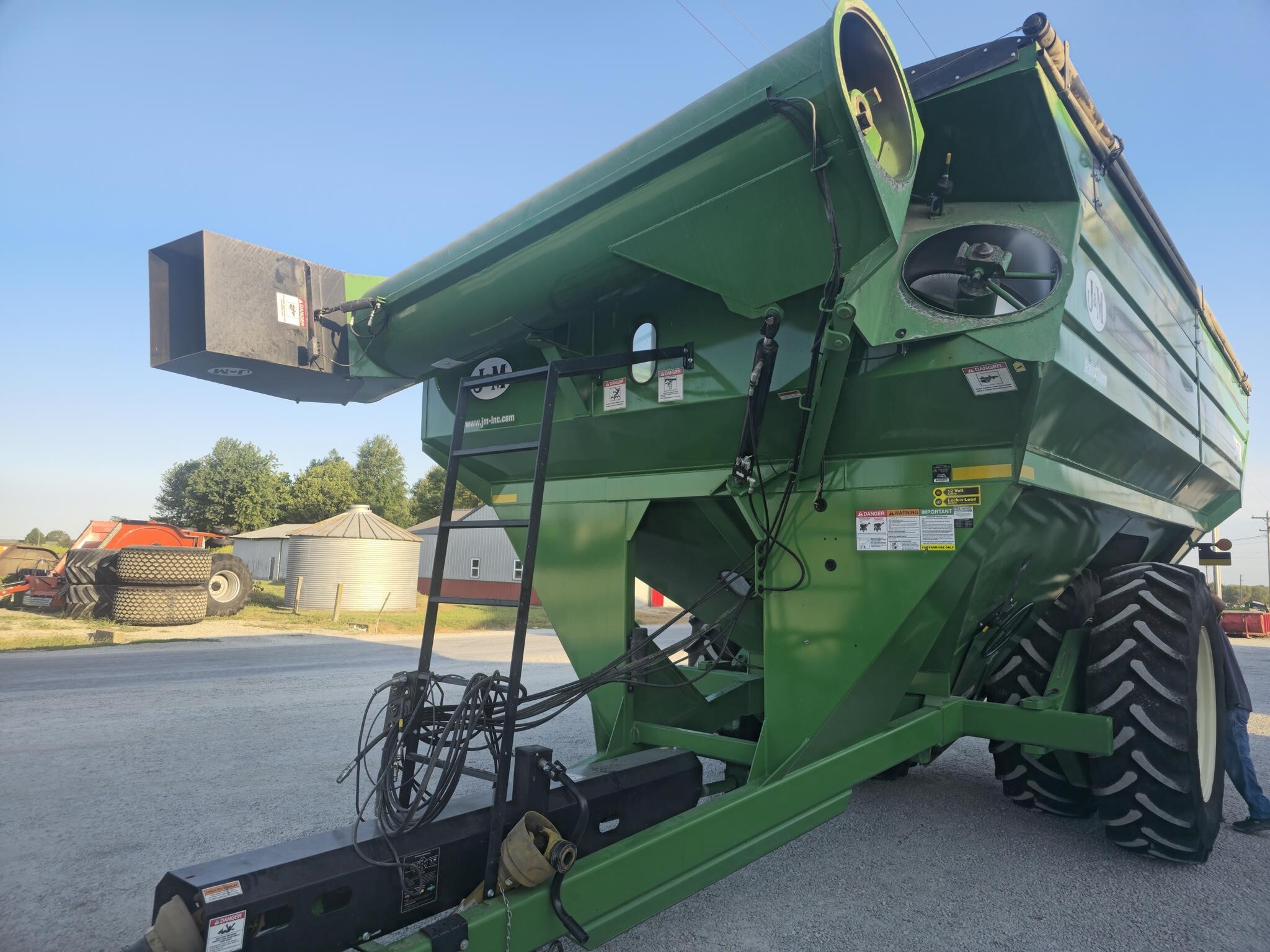 2021 J&M 1326-22D Grain Cart