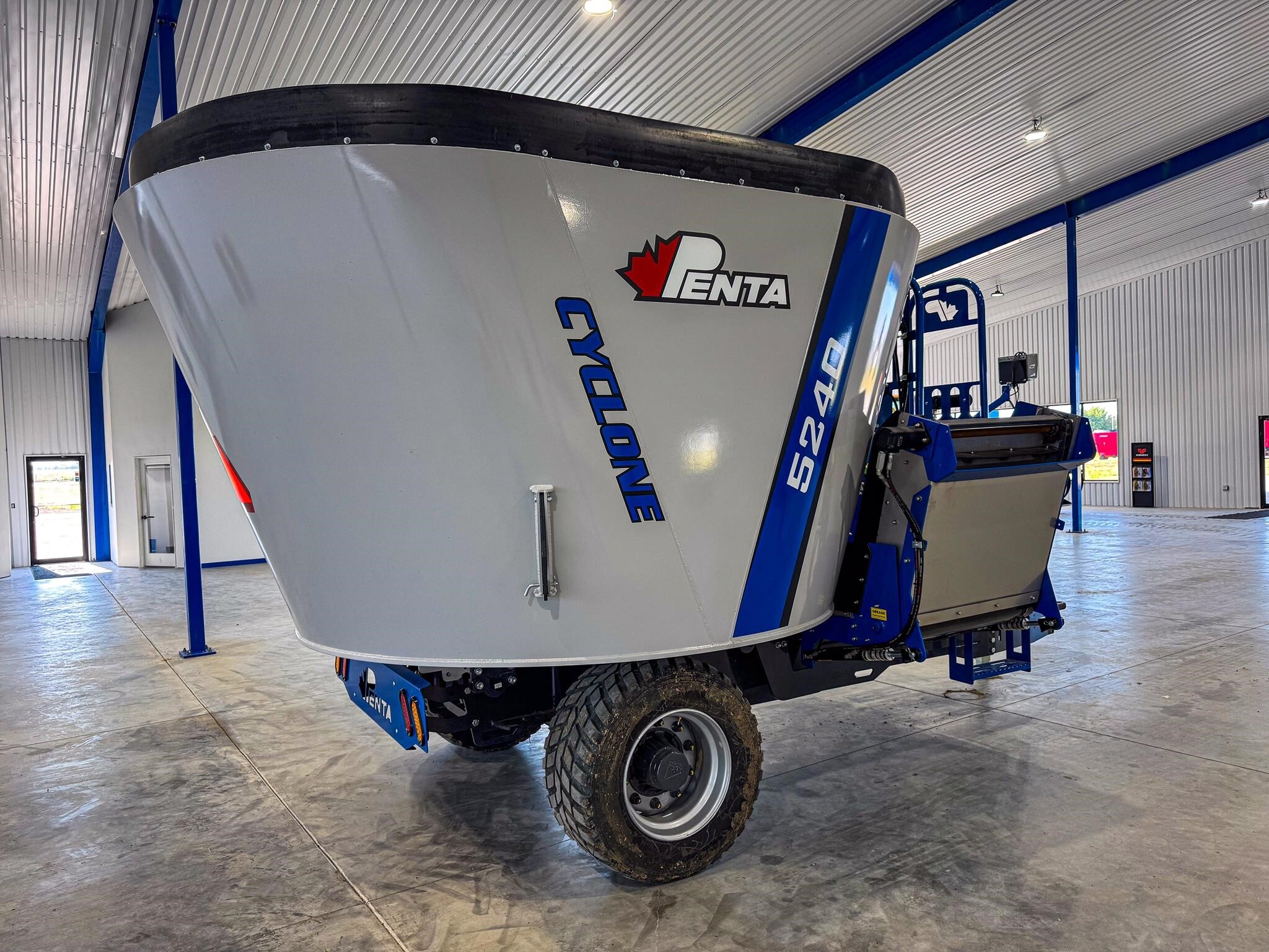 2025 Penta 5240 Feed Wagon