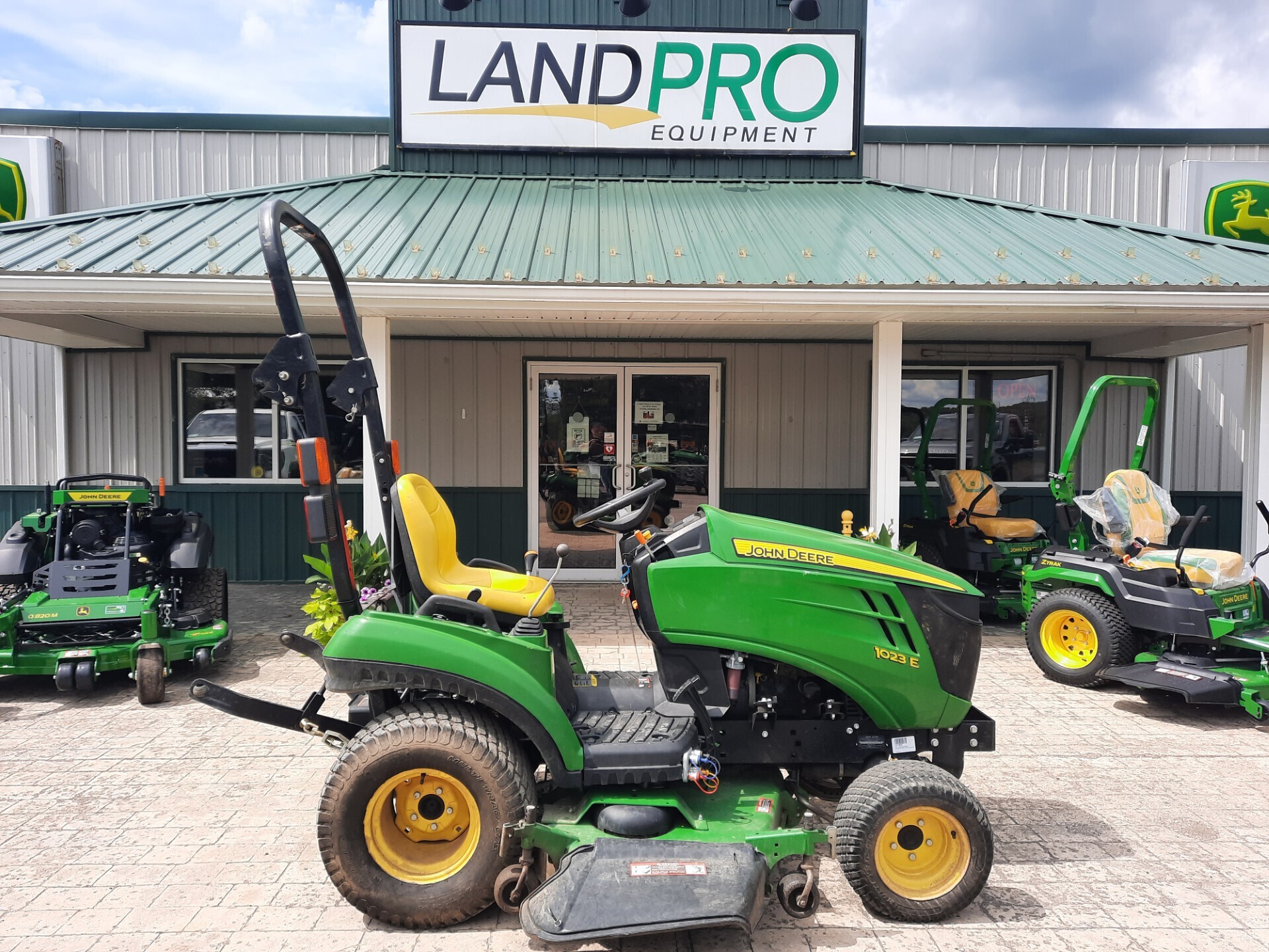 2015 John Deere 1023E Tractor