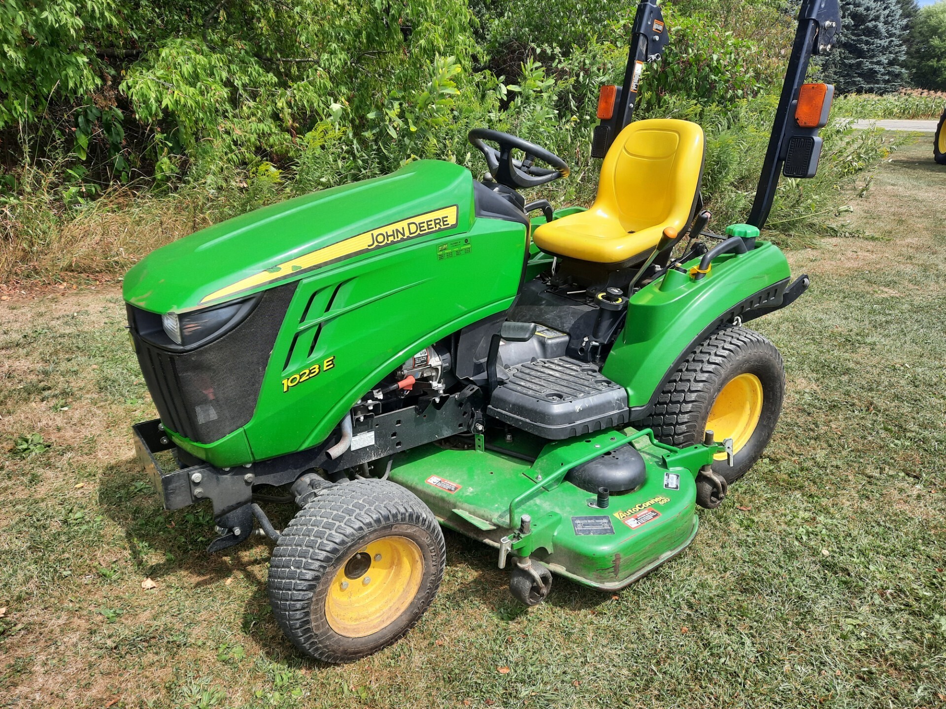 2015 John Deere 1023E Tractor