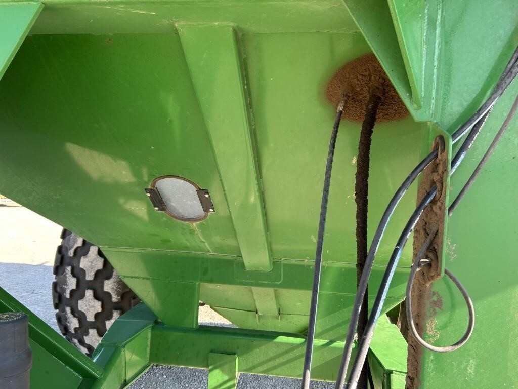  J&M 1050-20D Grain Cart