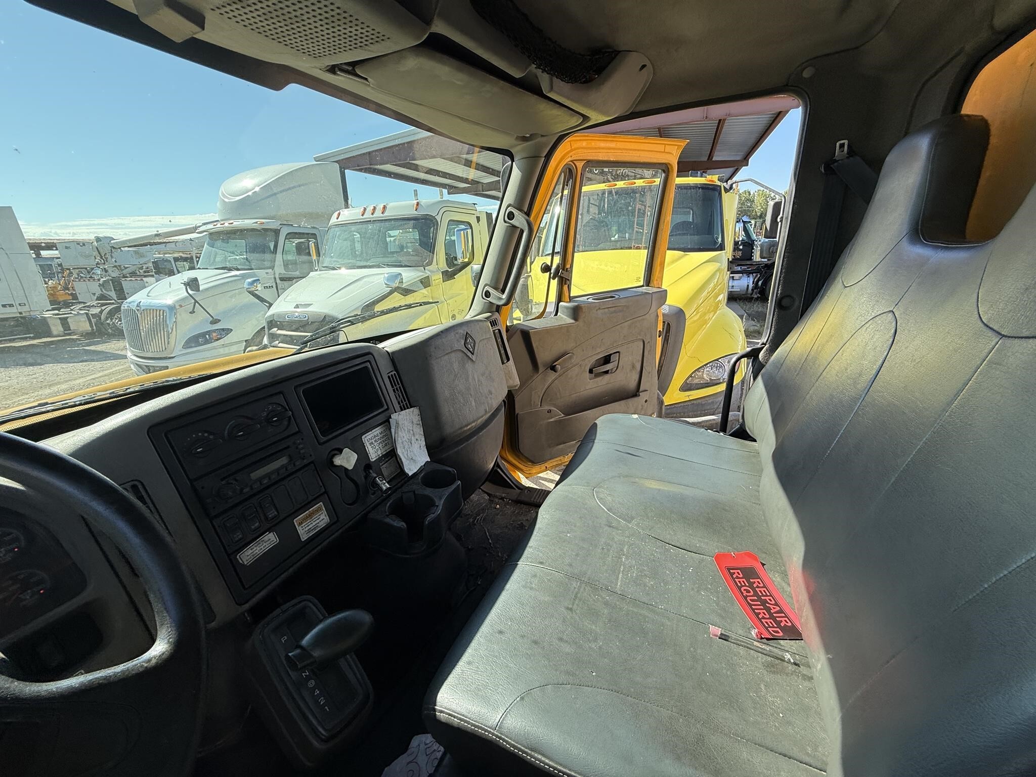 2013 International DURASTAR 4300 Semi Trucks/Trailer
