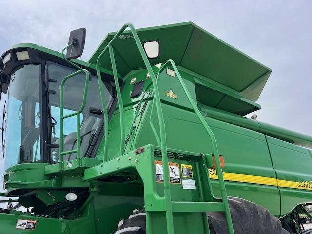 2003 John Deere 9660 STS Combine