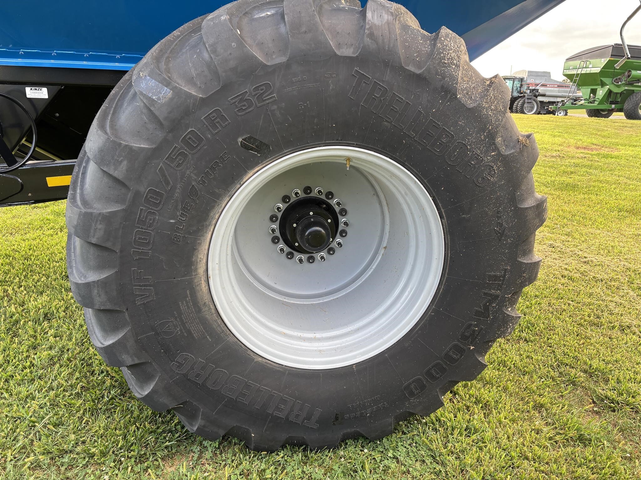 2025 Kinze 1051 Grain Cart