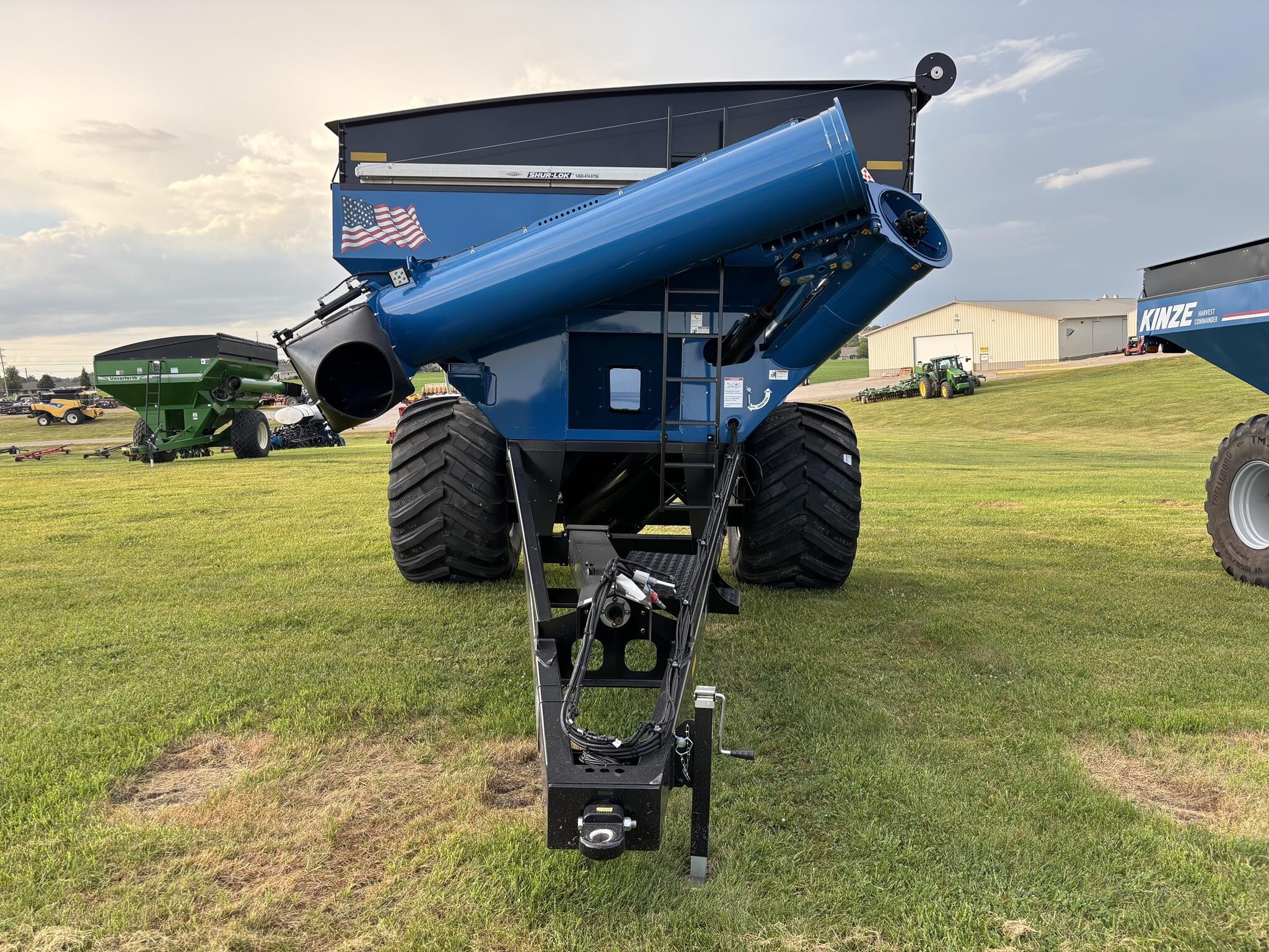 2025 Kinze 1051 Grain Cart