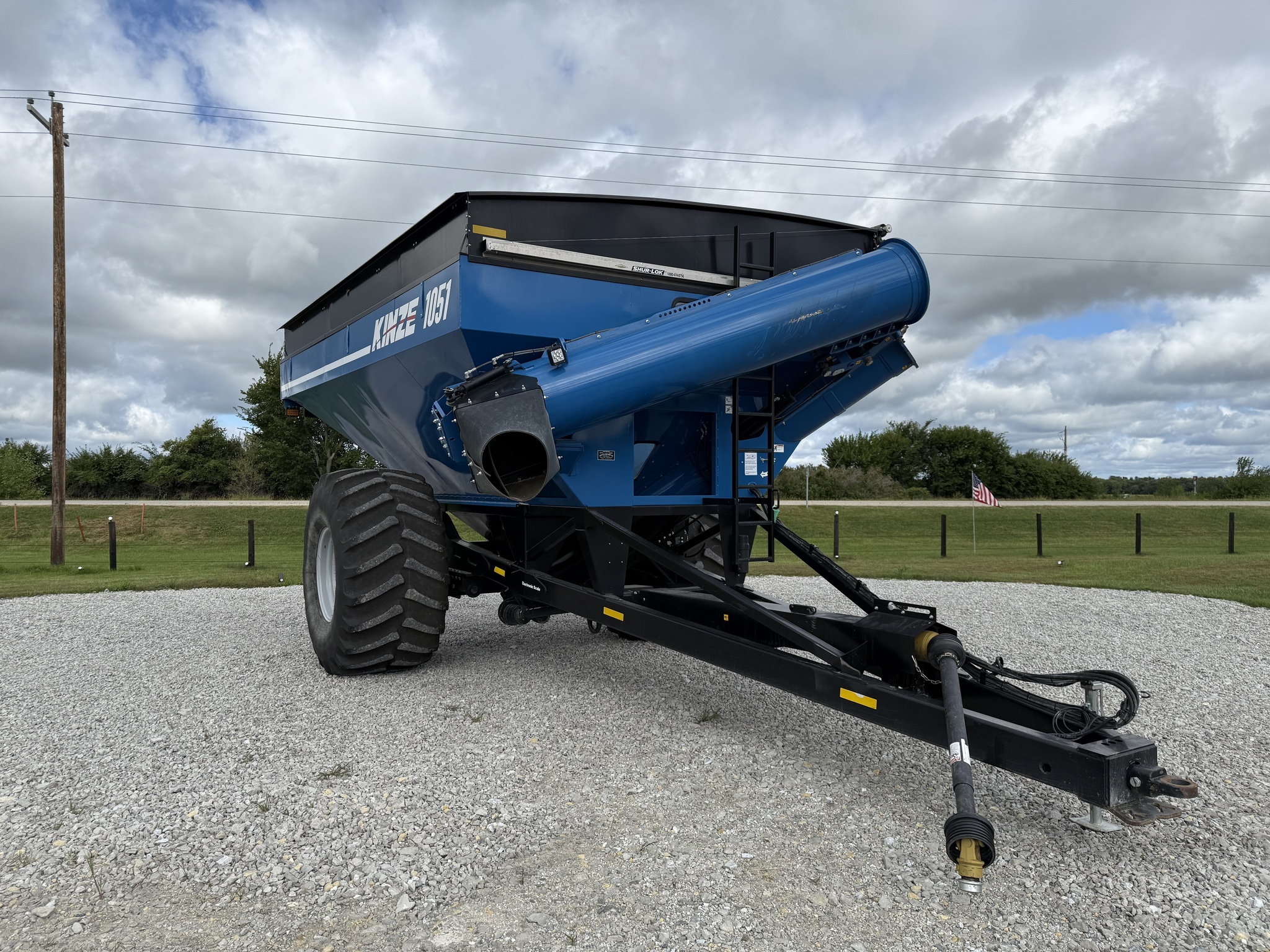 2022 Kinze 1051 Grain Cart