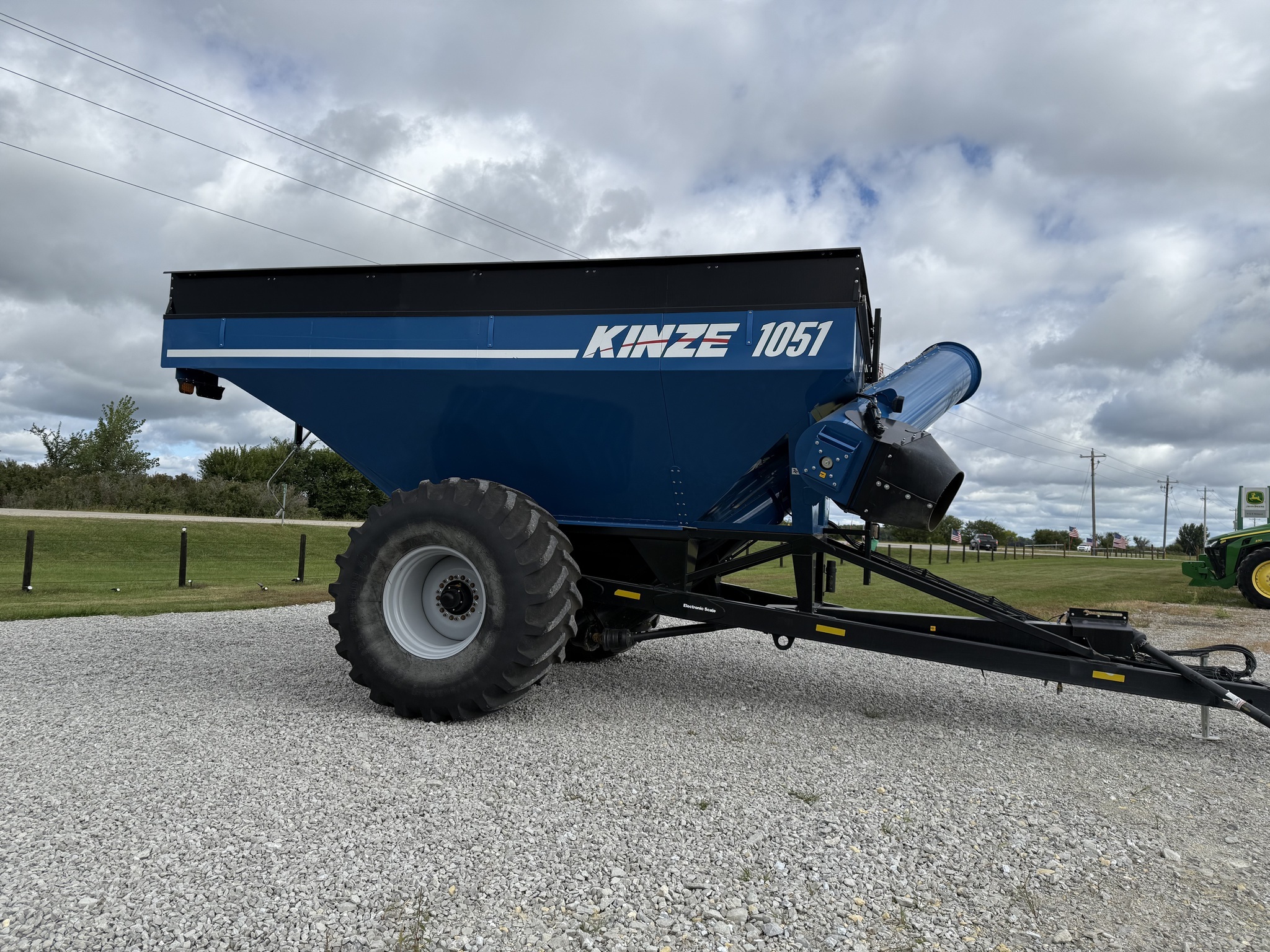 2022 Kinze 1051 Grain Cart