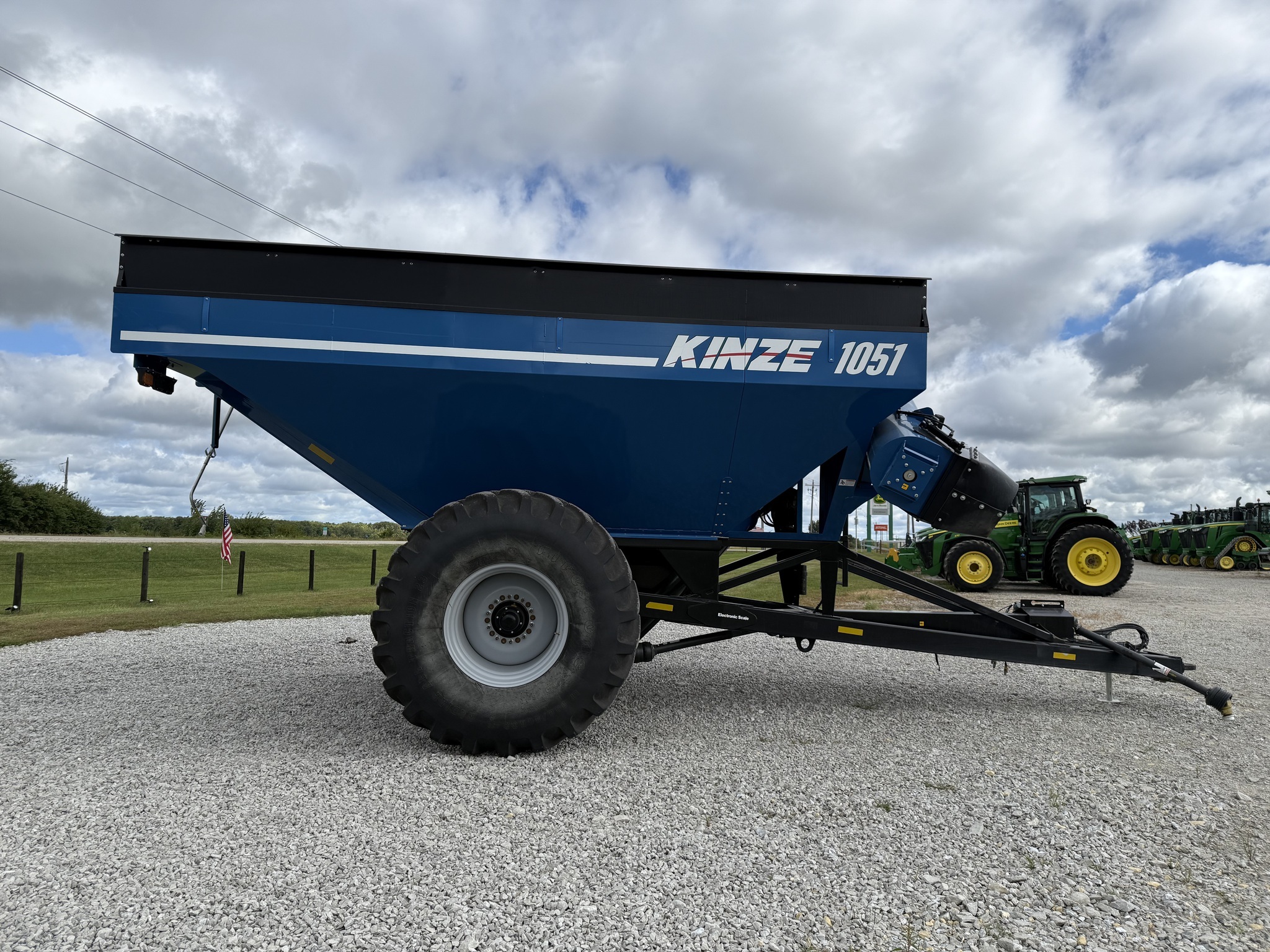 2022 Kinze 1051 Grain Cart