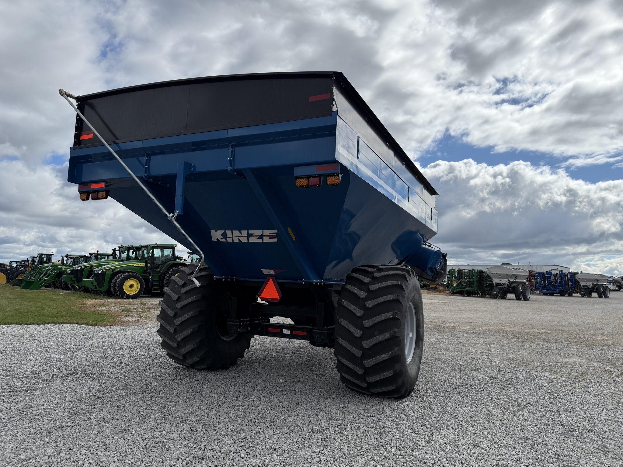 2022 Kinze 1051 Grain Cart